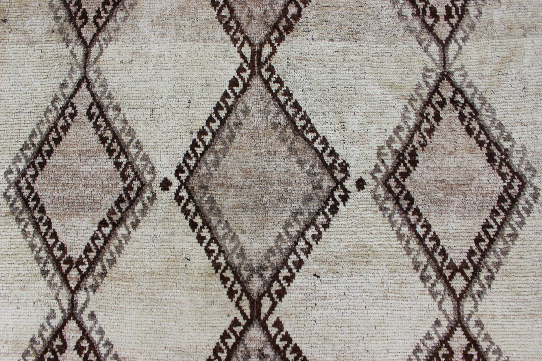 Tribale Tappeto persiano vintage Gabbeh con reticolo di diamanti e disegno tribale 5'1 x 8'3 in vendita