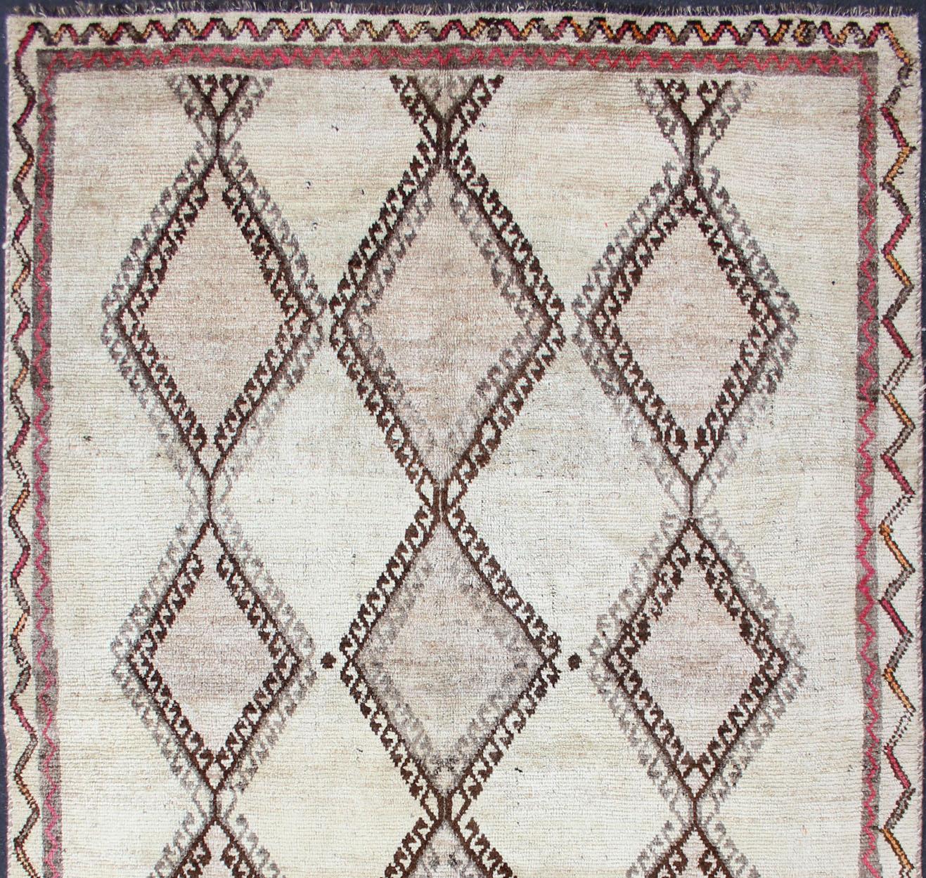 Annodato a mano Tappeto persiano vintage Gabbeh con reticolo di diamanti e disegno tribale 5'1 x 8'3 in vendita