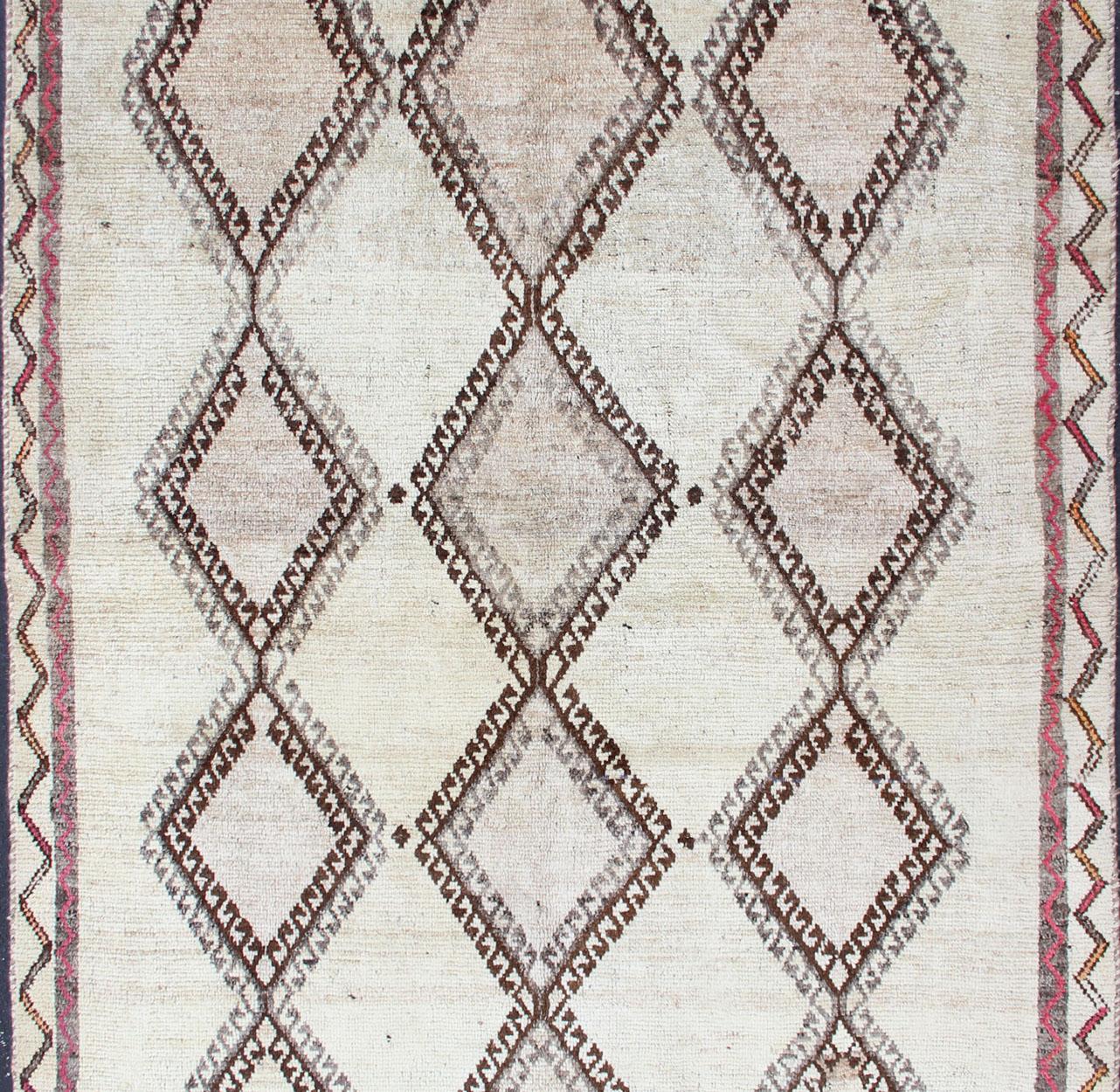 Tappeto persiano vintage Gabbeh con reticolo di diamanti e disegno tribale 5'1 x 8'3 In condizioni buone in vendita a Atlanta, GA