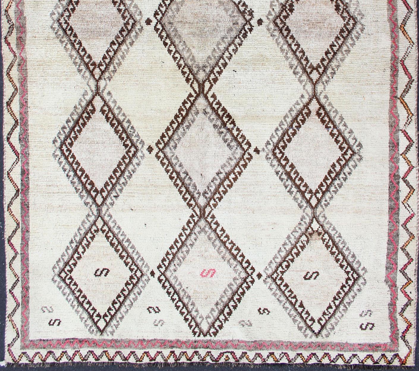 XX secolo Tappeto persiano vintage Gabbeh con reticolo di diamanti e disegno tribale 5'1 x 8'3 in vendita