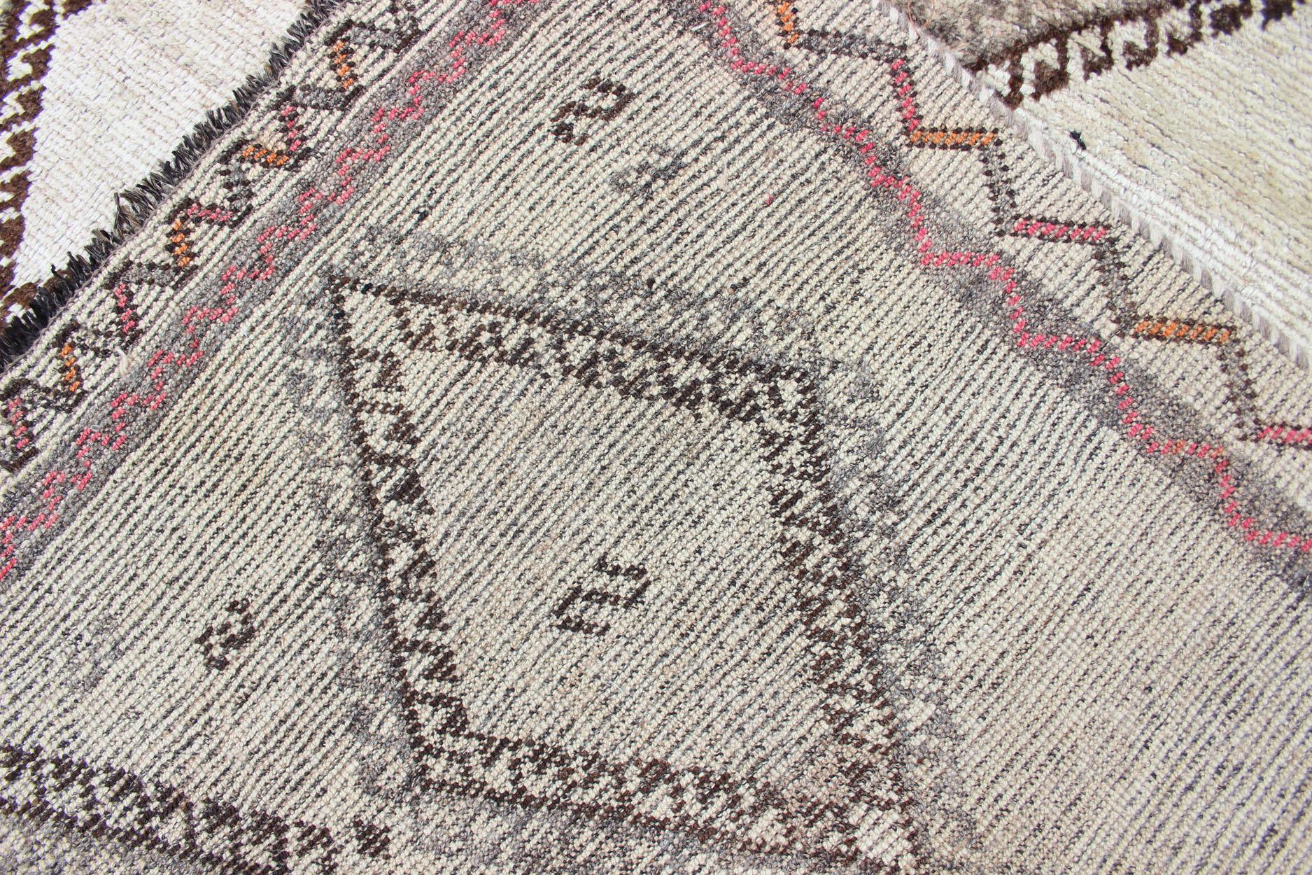 Lana Tappeto persiano vintage Gabbeh con reticolo di diamanti e disegno tribale 5'1 x 8'3 in vendita