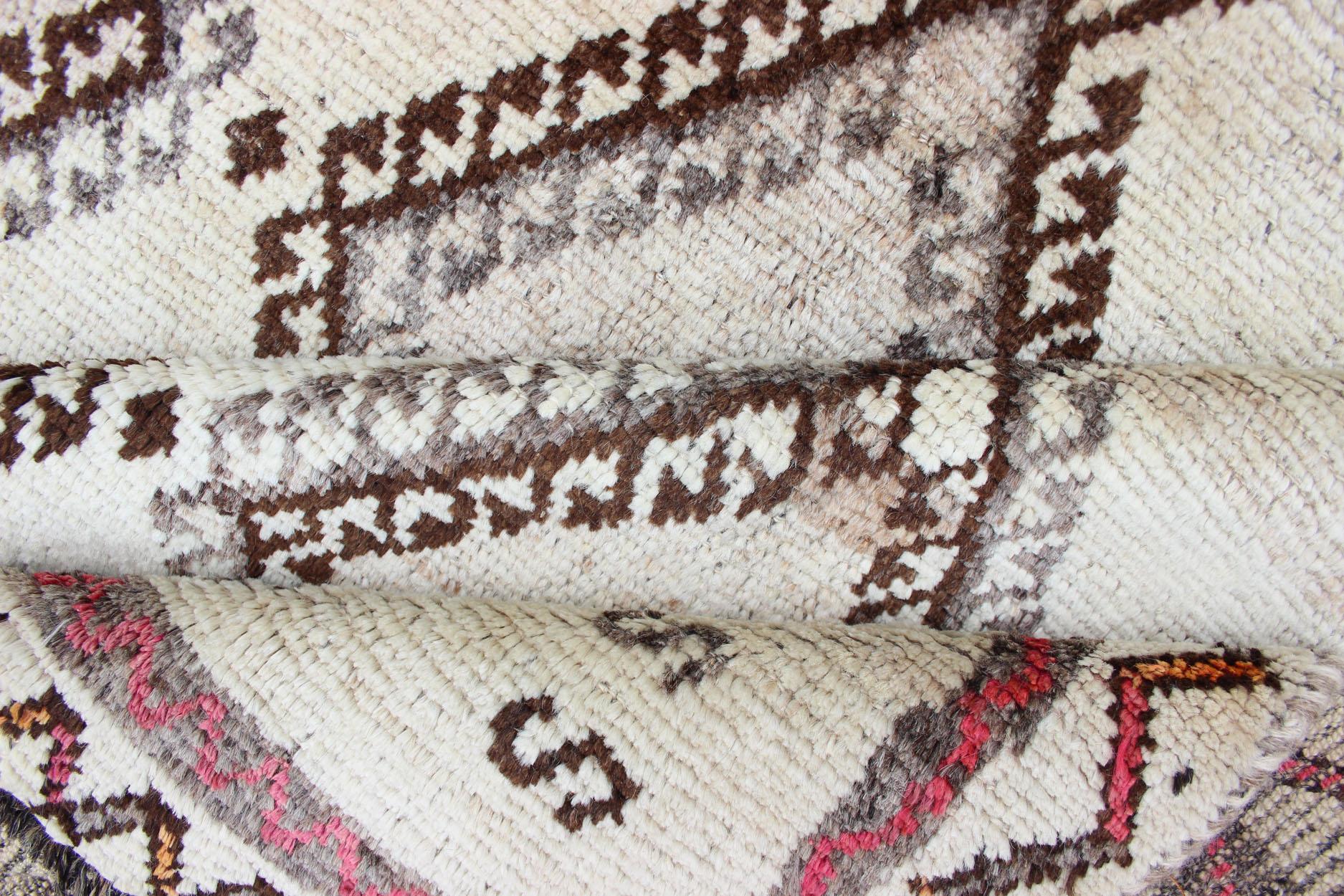 Tappeto persiano vintage Gabbeh con reticolo di diamanti e disegno tribale 5'1 x 8'3 in vendita 1