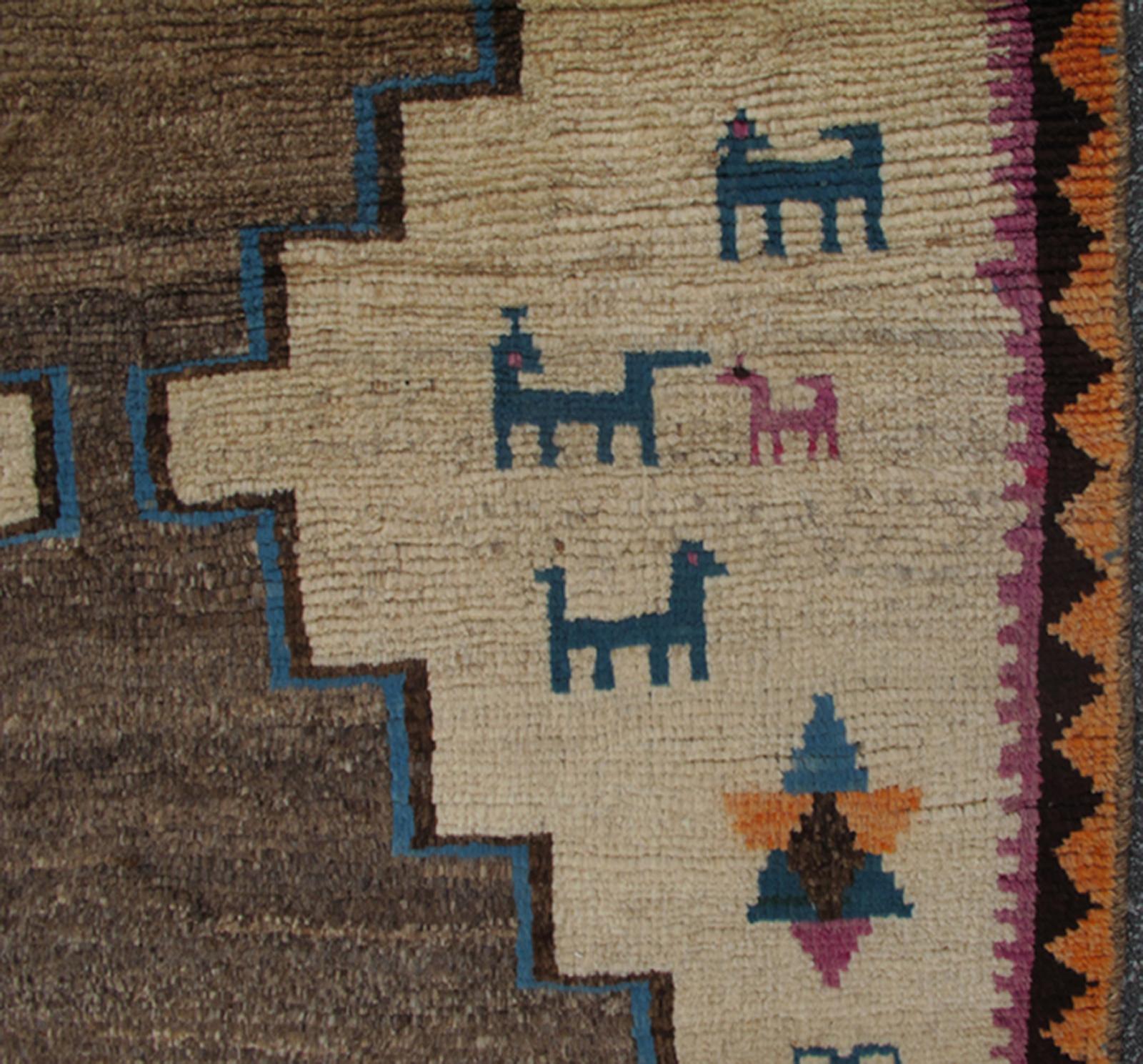 Tribal Tapis persan Gabbeh vintage avec motif tribal de médaillons et de figures tribales en vente