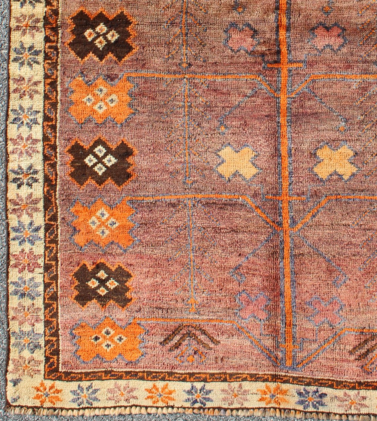 Vintage Persian Gabbeh rug with variegated purple central field and tribal motifs, rug h-1306-27, country of origin / type: Iran / Gabbeh, circa 1960

This high-pile mid-20th century vintage Persian Gabbeh carpet consists of various tribal motifs