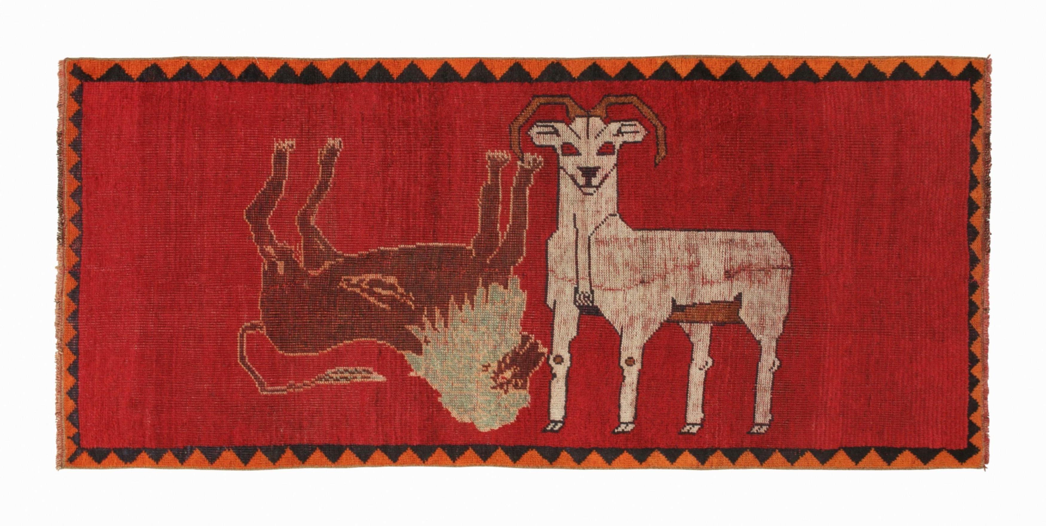 Alfombra persa vintage Gabbeh roja con dibujos de animales by Rug 
Kilim en venta