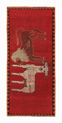 Tapis de couloir persan Gabbeh vintage rouge avec photos d'animaux par Rug & Kilim