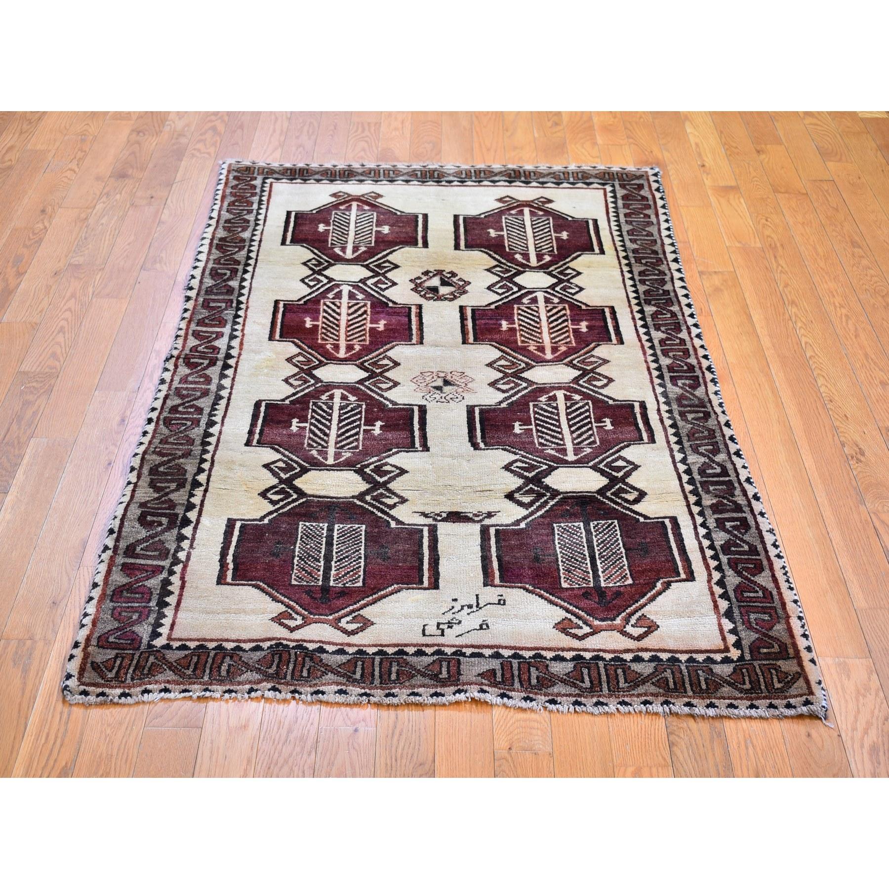 Ce fabuleux tapis noué à la main a été créé et conçu pour une résistance et une durabilité accrues. Ce tapis a été fabriqué à la main pendant des semaines selon la méthode traditionnelle qui est utilisée pour faire des
Taille exacte du tapis en