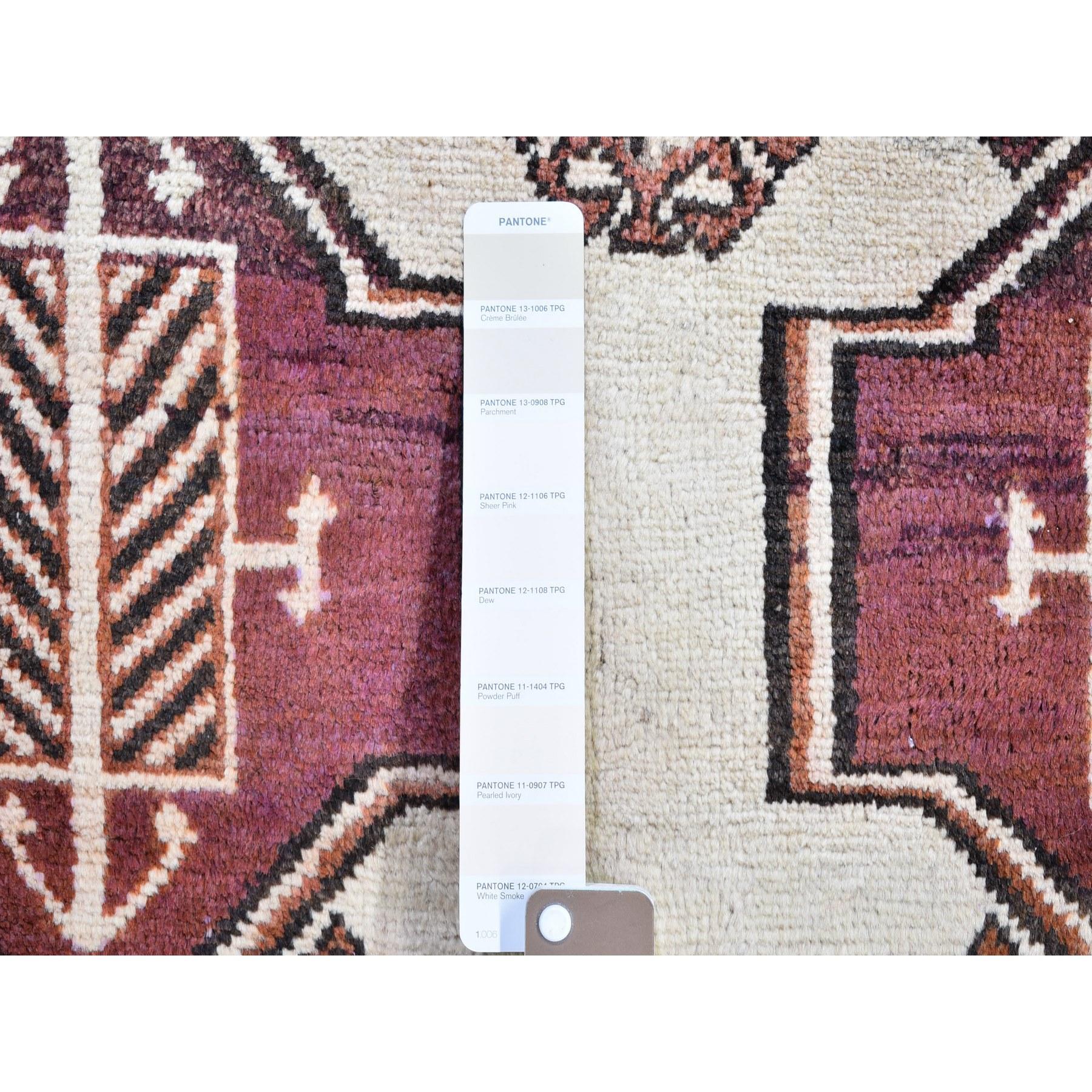Médiéval Tapis persan vintage Gabbeh signé à médaillons géométriques en pure laine nouée à la main en vente