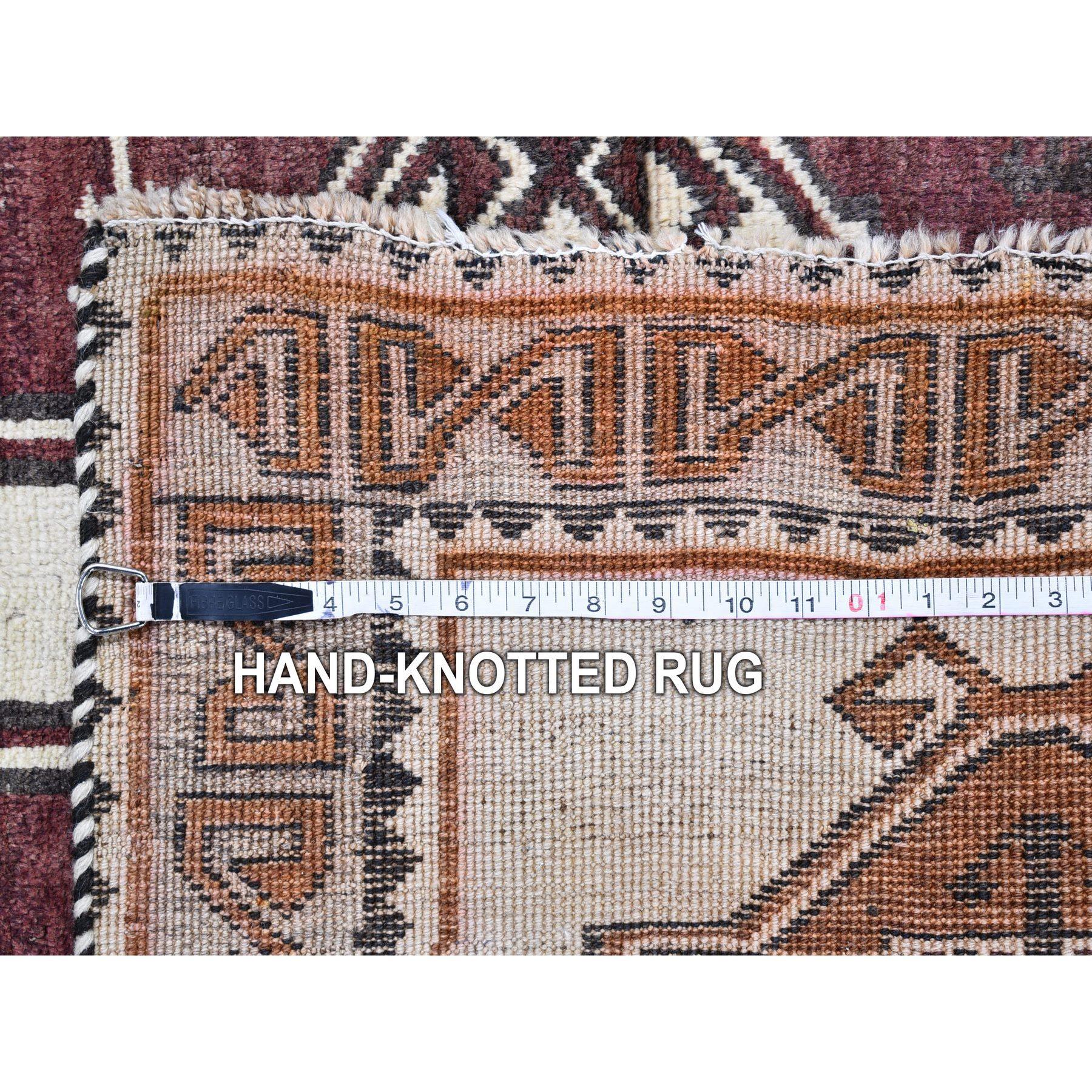 Milieu du XXe siècle Tapis persan vintage Gabbeh signé à médaillons géométriques en pure laine nouée à la main en vente