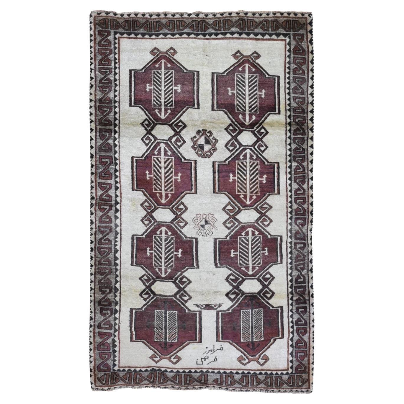 Persischer, handgeknüpfter Gabbeh-Teppich aus reiner Wolle mit geometrischen Medaillons, signiert