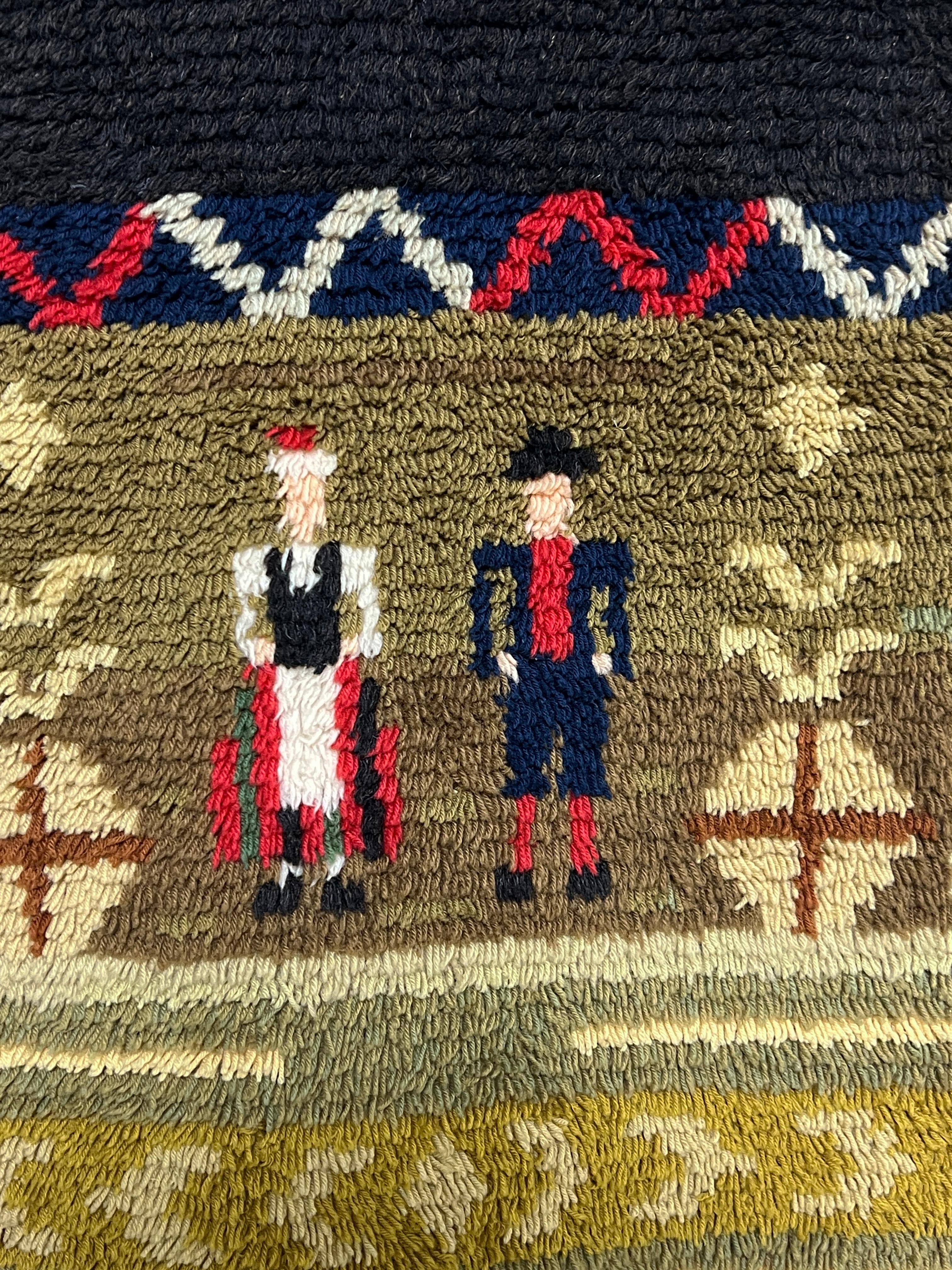 Un tappeto gabbeh commemorativo vintage degli anni '60 o un tappeto da parete in lana spessa, con figure in abiti tribali e la silhouette di una moschea. Tessuta dalle tribù Qashghai della Persia occidentale (provincia di Fars, Iran).  Misura 50