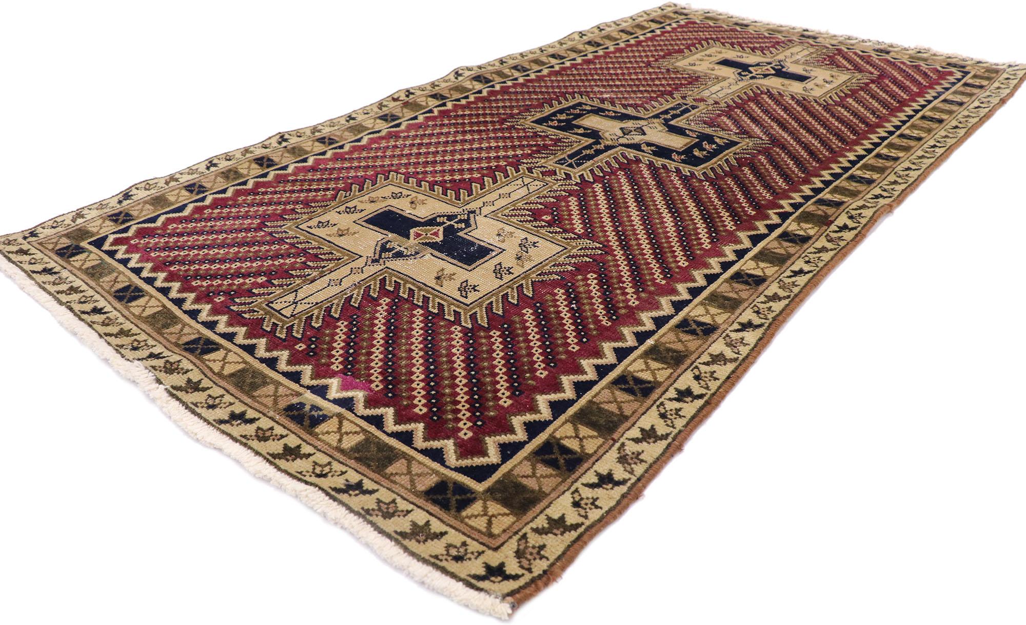 78017 Vintage Persian Bijar Rug, 03'03 x 06'02. Dieser handgeknüpfte persische Bijar-Teppich aus Wolle im Vintage-Stil ist ein beeindruckendes Beispiel für traditionelle Handwerkskunst und zeitloses Design. Das Herzstück des Teppichs bilden drei