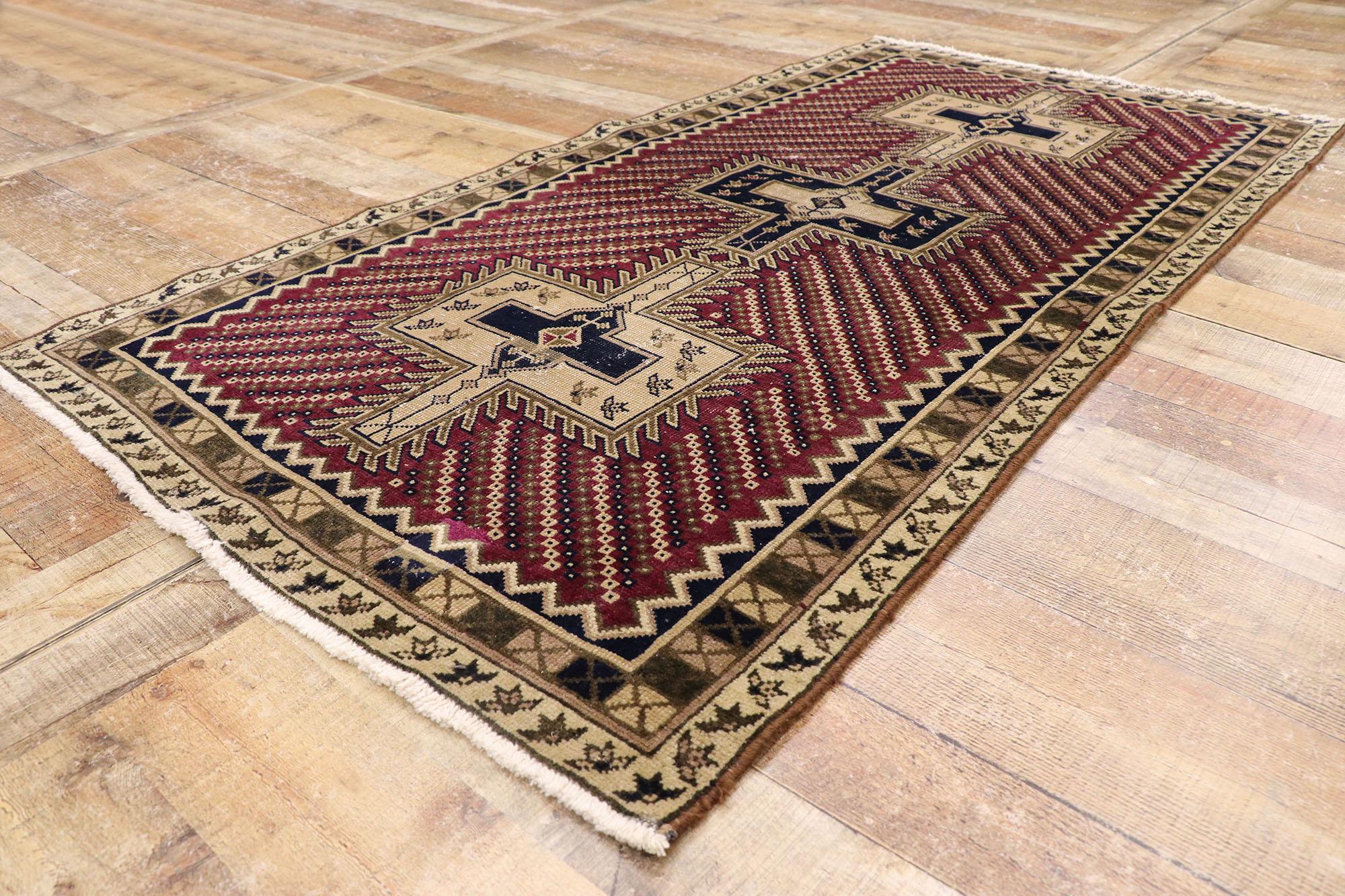 Geometrischer Bijar-Teppich aus Persien im Zustand „Starke Gebrauchsspuren“ im Angebot in Dallas, TX