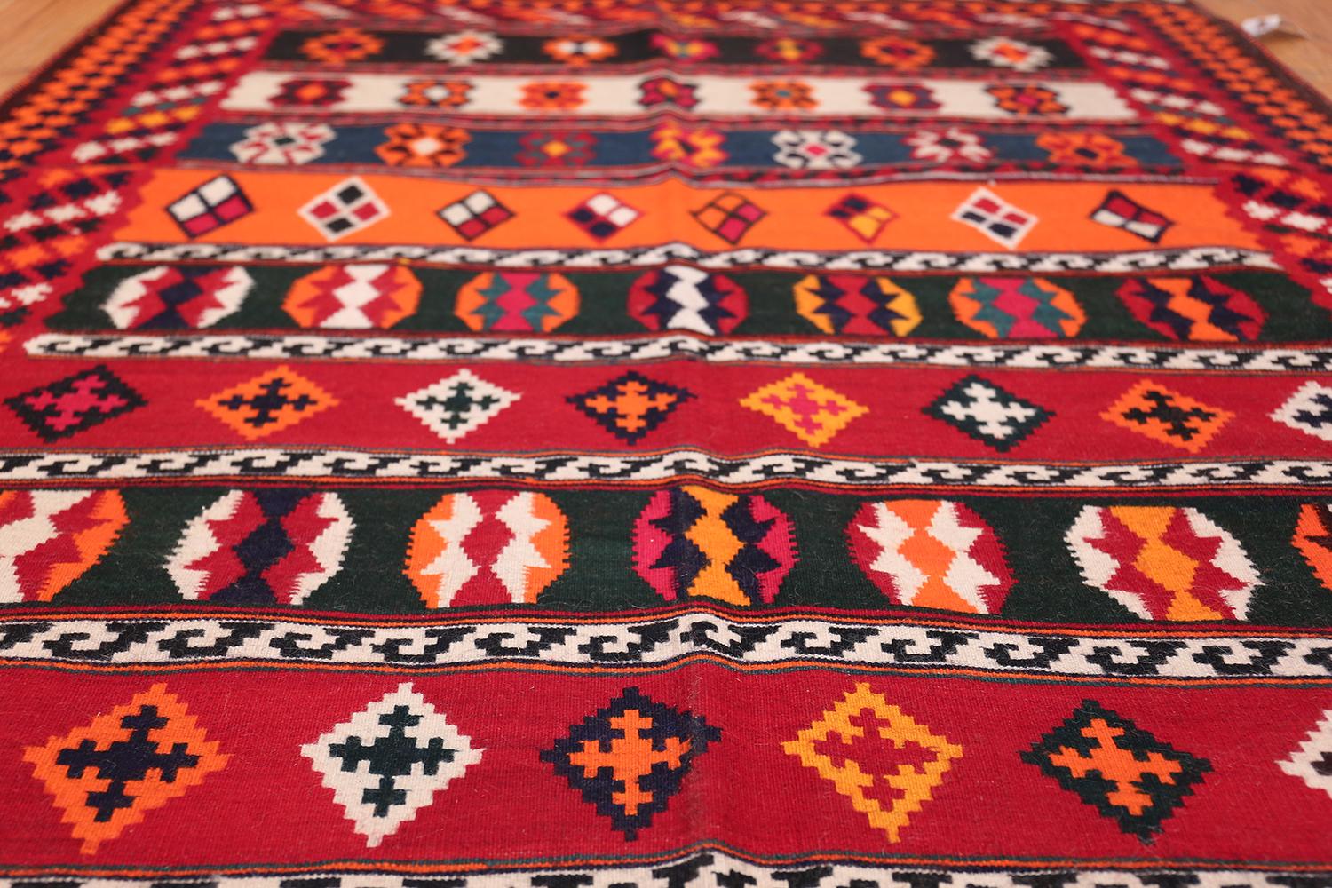 Hand-Woven Vintage Persian Ghashgai Rug. Size: 5 ft x 9 ft (1.52 m x 2.74 m)