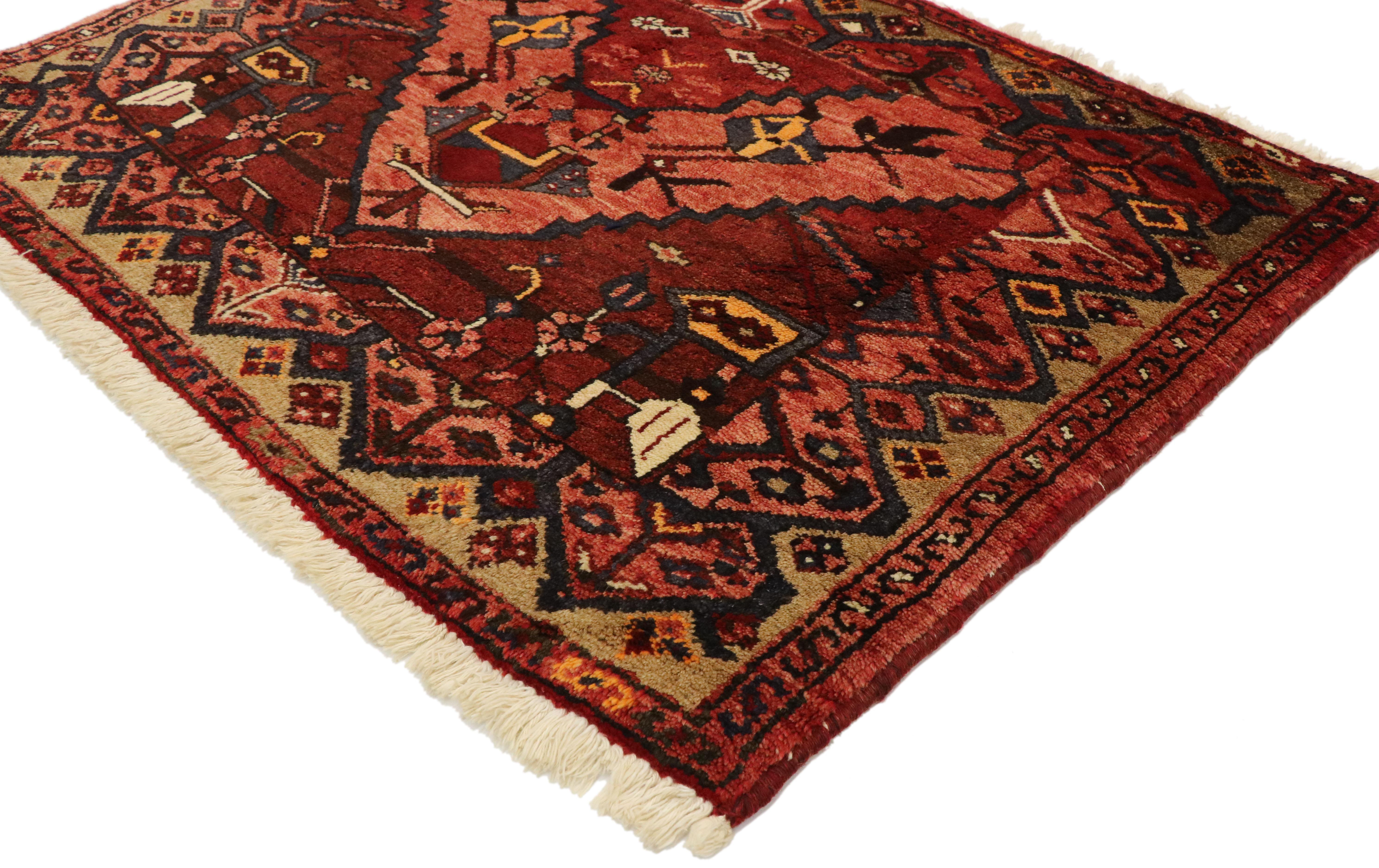 75245, tappeto vintage persiano Hamadan con stile moderno. Questo classico esempio di tappeto persiano Hamadan dallo stile moderno presenta un disegno geometrico tribale con una freccia color melone con figurine delineate in un bordo azzurro a zig