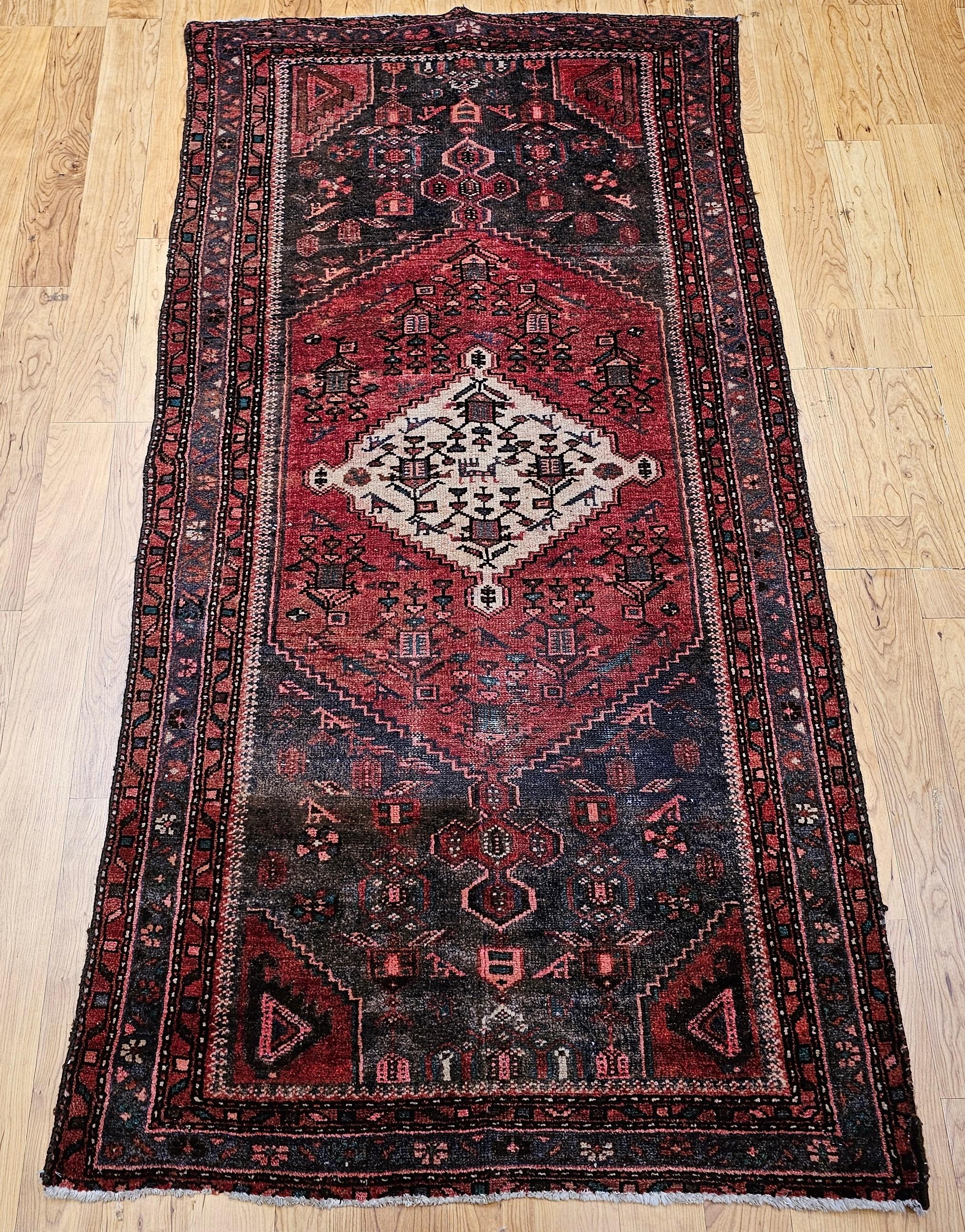 Ein schöner handgewebter persischer Hamadan-Teppich mit Medaillonmuster in moosgrünen, roten, elfenbeinfarbenen und grauen Farben aus dem 2. Quartal des 19. Das Gesamtdesign des Teppichs wird als 