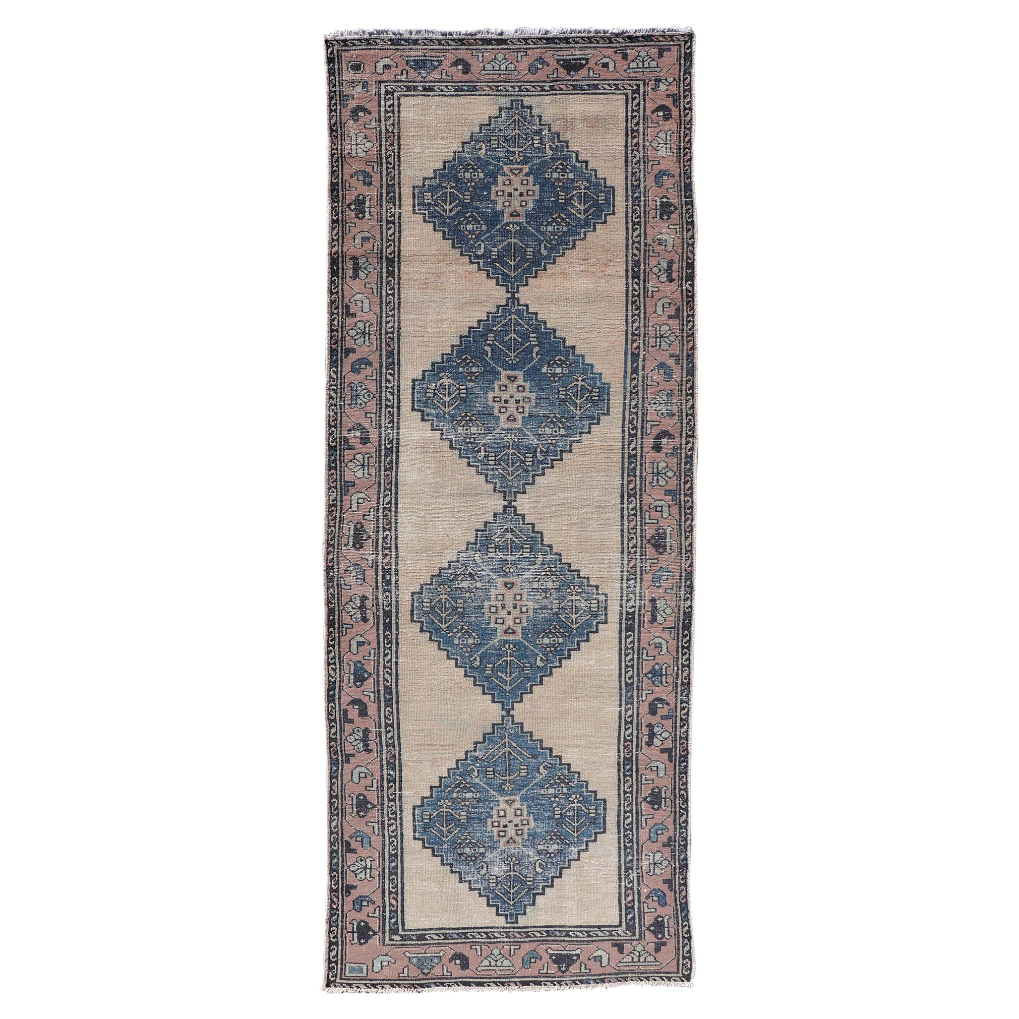 Tapis de couloir persan Hamadan vieilli avec motif de médaillon en bleu marine