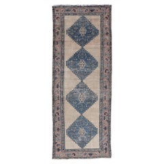 Tapis de couloir persan Hamadan vieilli avec motif de médaillon en bleu marine
