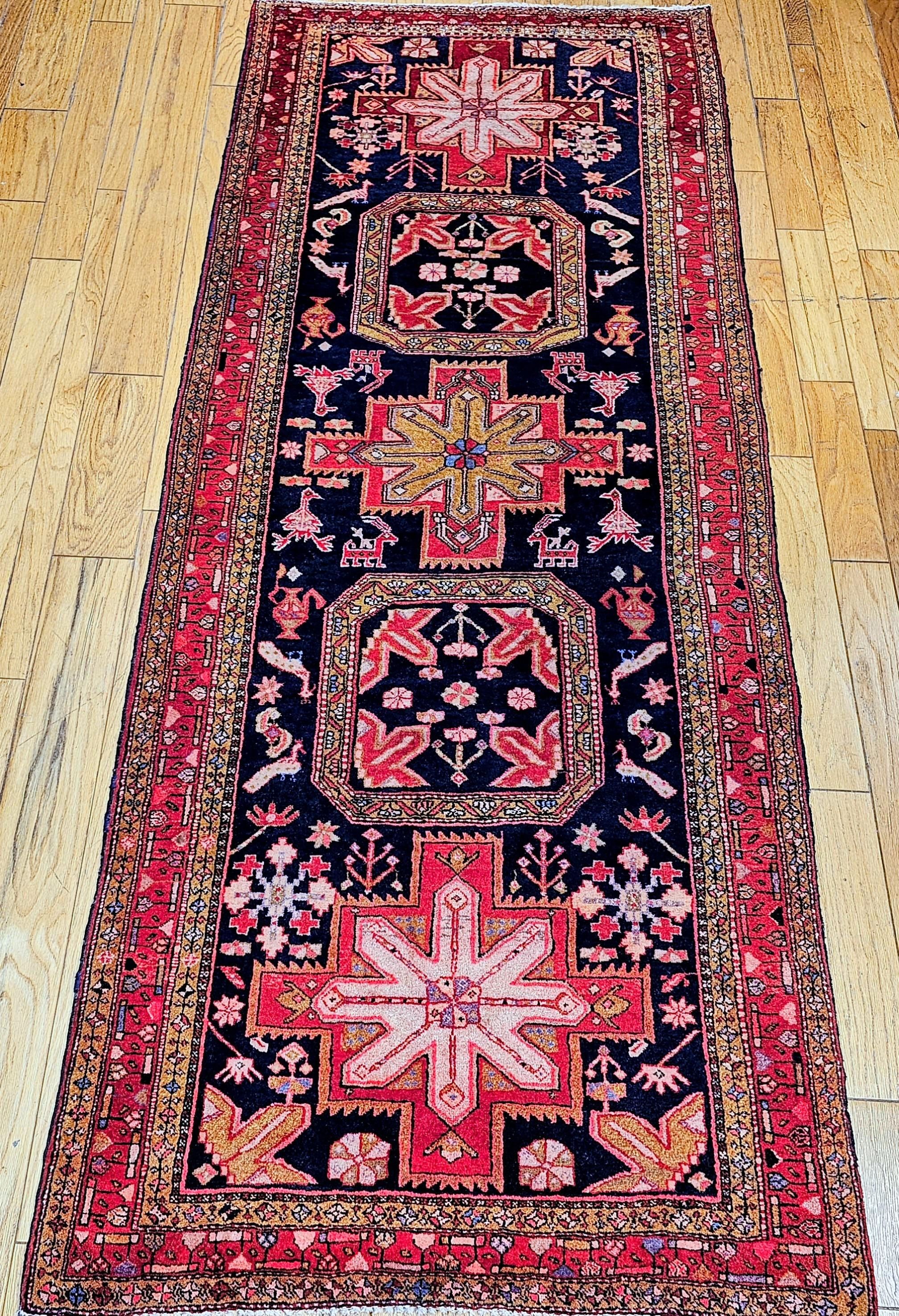 Bello e colorato.  È così che si potrebbe descrivere il bellissimo runner persiano Hamadan in un brillante campo blu navy con un bordo rosso.  Il tappeto persiano Hamadan annodato a mano può essere utilizzato sia come tappeto da galleria che come