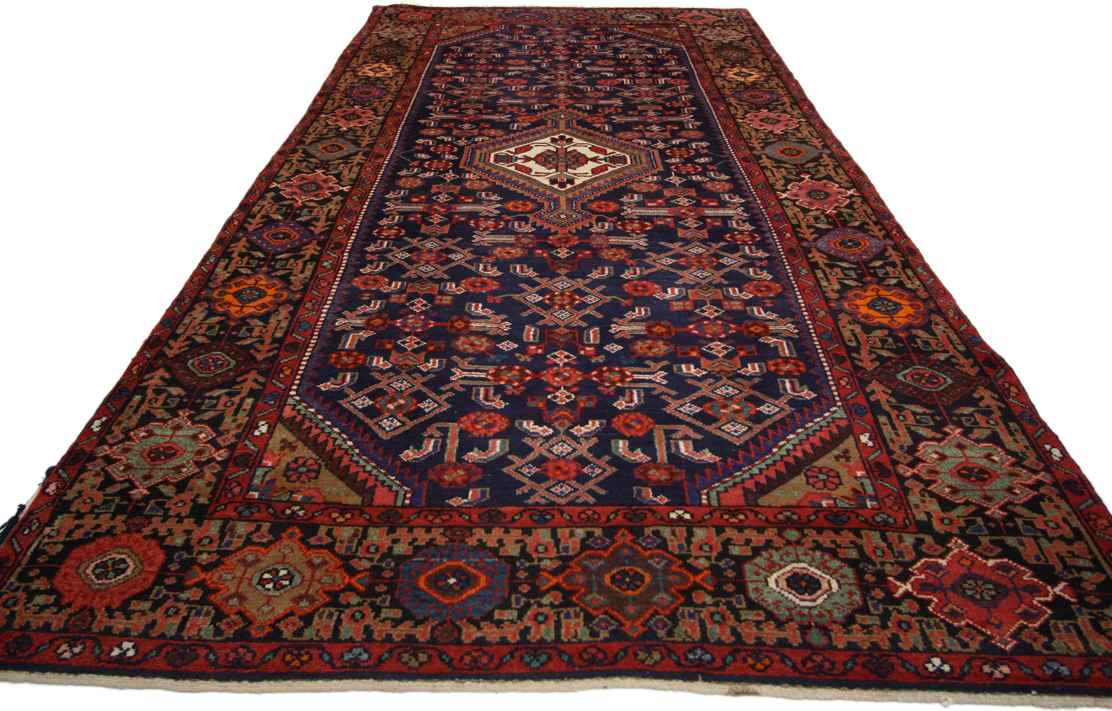 76023, alter persischer Malayer-Hamadan-Galerie-Teppich im traditionellen Stil - Breiter Läufer für den Flur. Dieser handgeknüpfte persische Malayer-Hamadan-Galerieteppich aus Wolle zeigt ein zentrales Rautenmedaillon und ein Allover-Herati-Muster