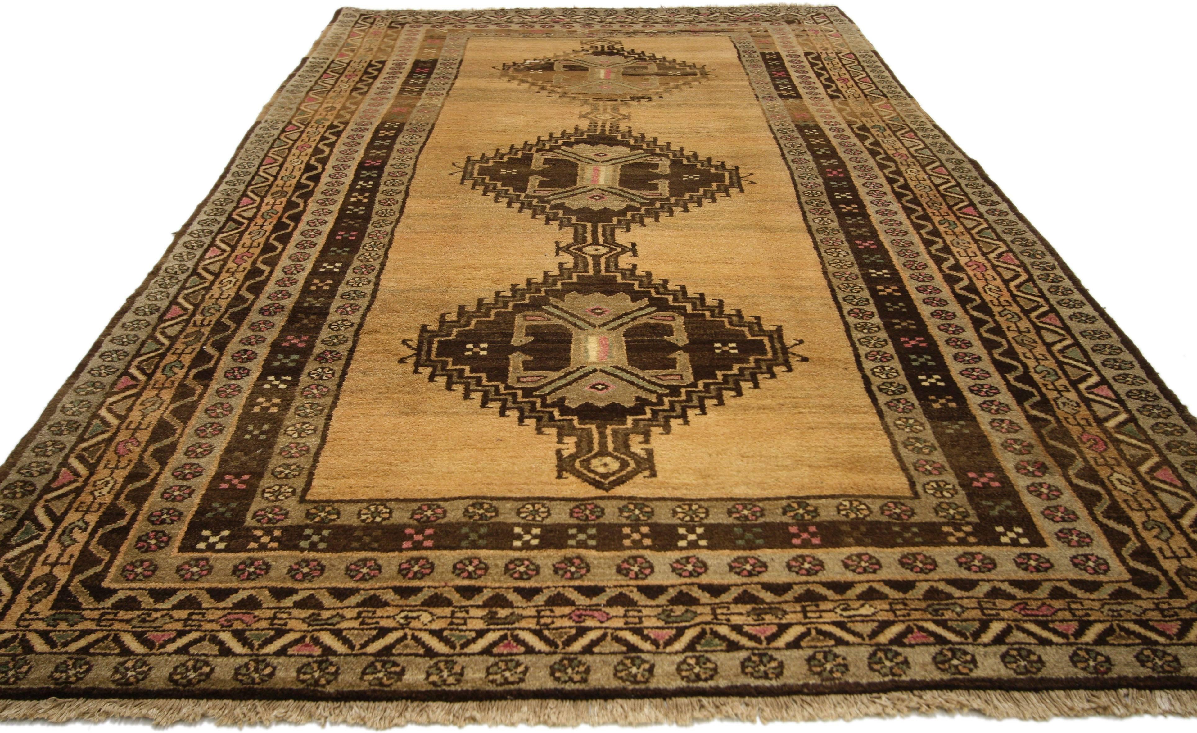 76159, vintage Persian Hamadan Gallery rug with tribal style. This vintage Persian Hamadan Gallery rug with tribal style features a bold composition of a pole medallion composed of three hooked diamonds connected by smaller diamonds at the