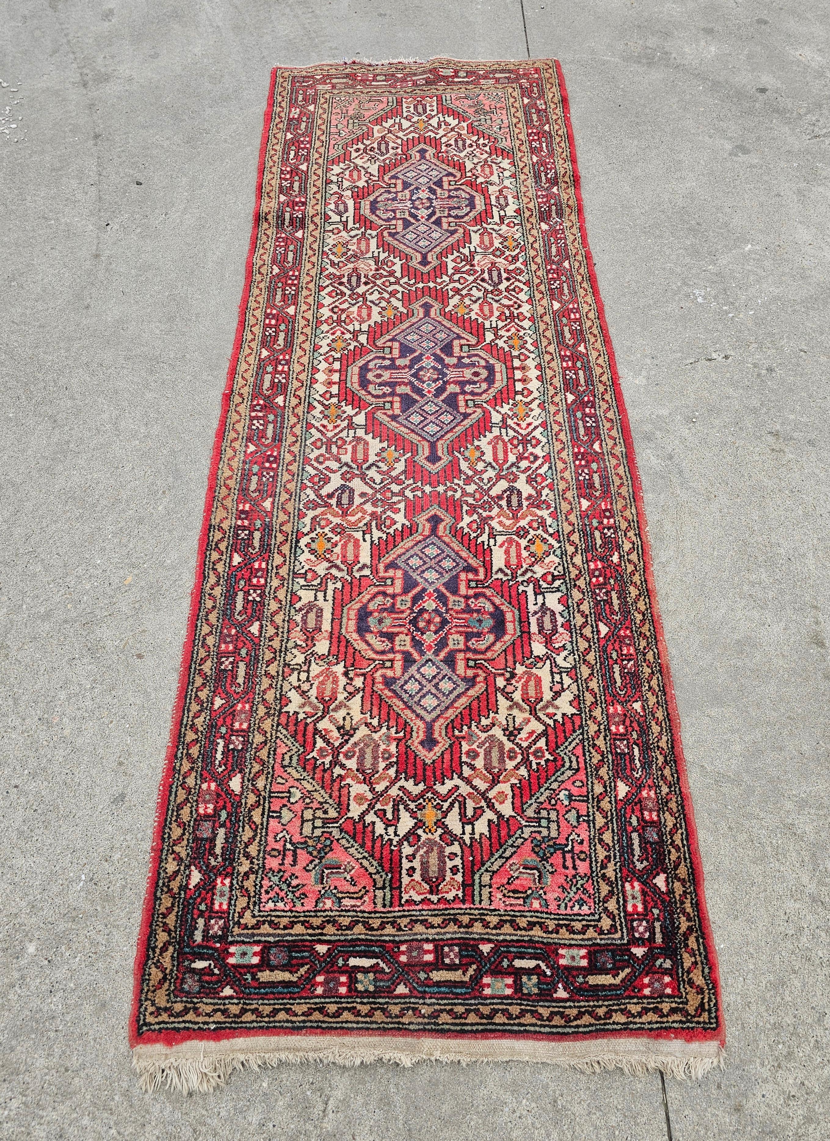 In dieser Auflistung finden Sie eine schöne Vintage persischen Hamadan Läufer Teppich, mit herrlichen Stammes-Muster. Der Läufer ist handgeknüpft und besteht aus 100% Wolle.

Guter Vintage-Zustand mit einigen Zeit- und Gebrauchsspuren, wie auf den