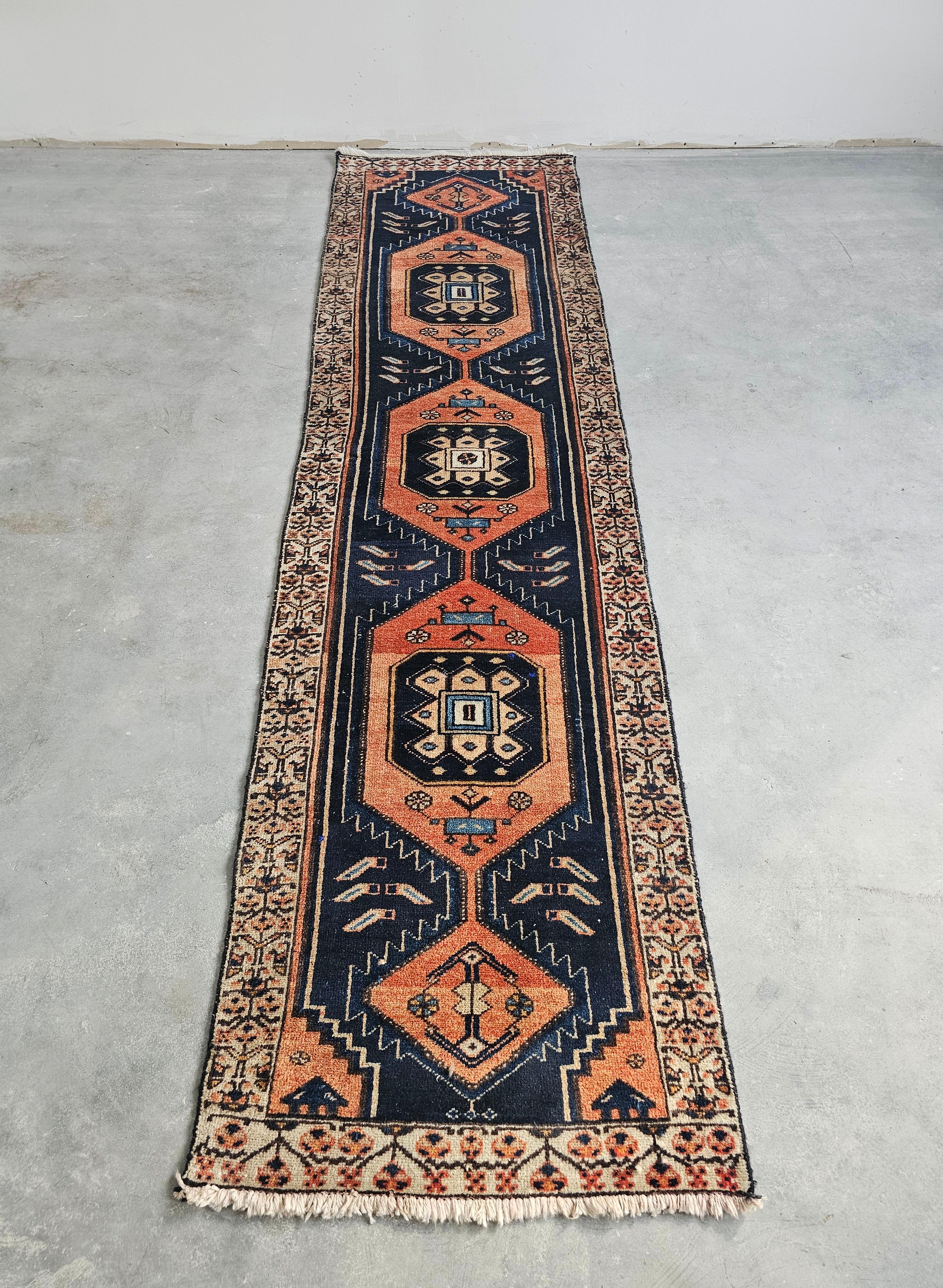 In diesem Angebot finden Sie eine schöne Vintage Persian XL Hamadan Läufer Teppich, mit herrlichen Stammes-Muster in marine und orange. Der Läufer ist handgeknüpft und besteht aus 100% Wolle.

Guter Vintage-Zustand mit einigen Zeit- und