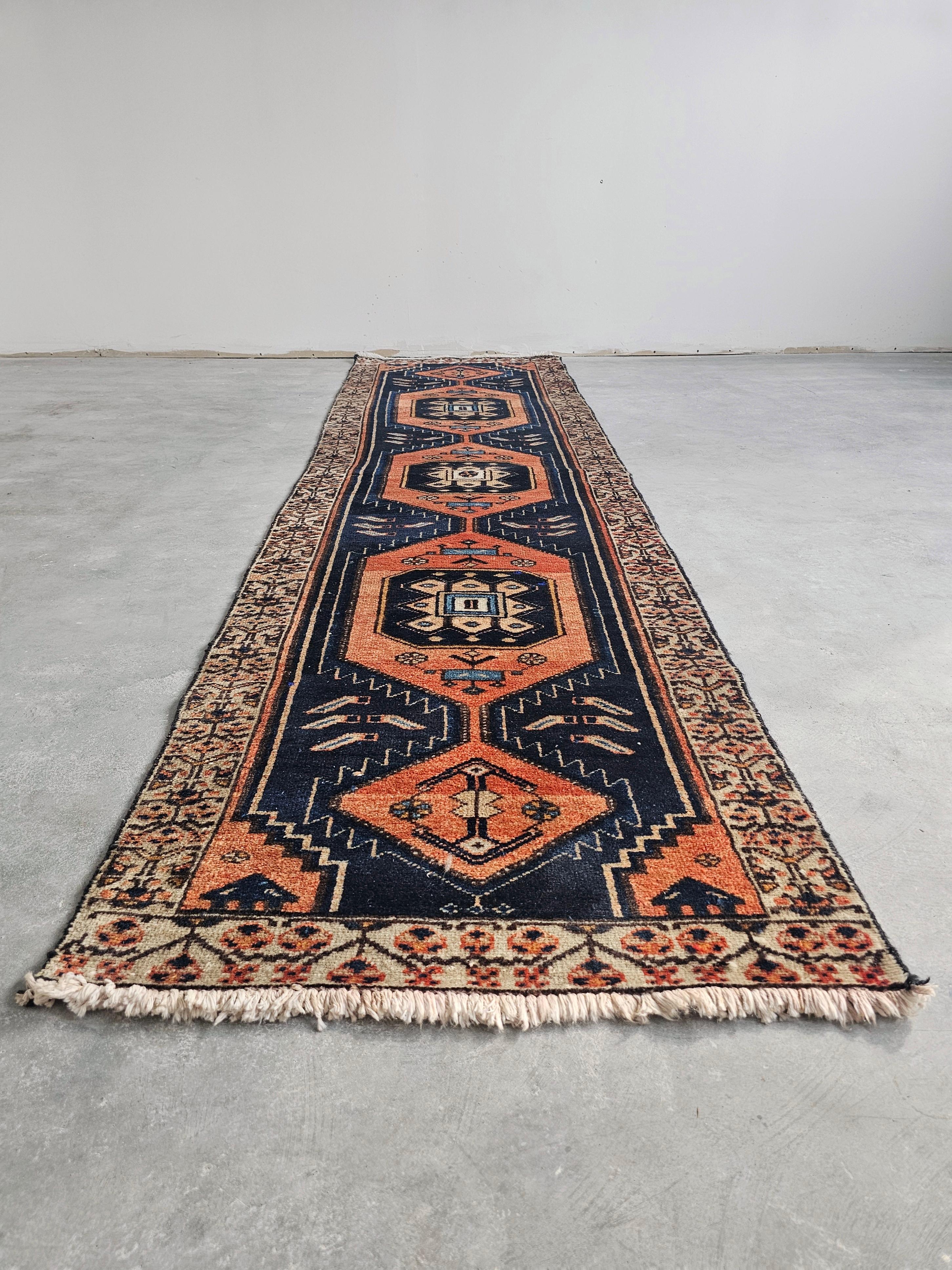 Persischer handgeknüpfter Vintage-Läufer Hamadan mit geometrischem Muster, Iran 1950er Jahre (Stammeskunst) im Angebot