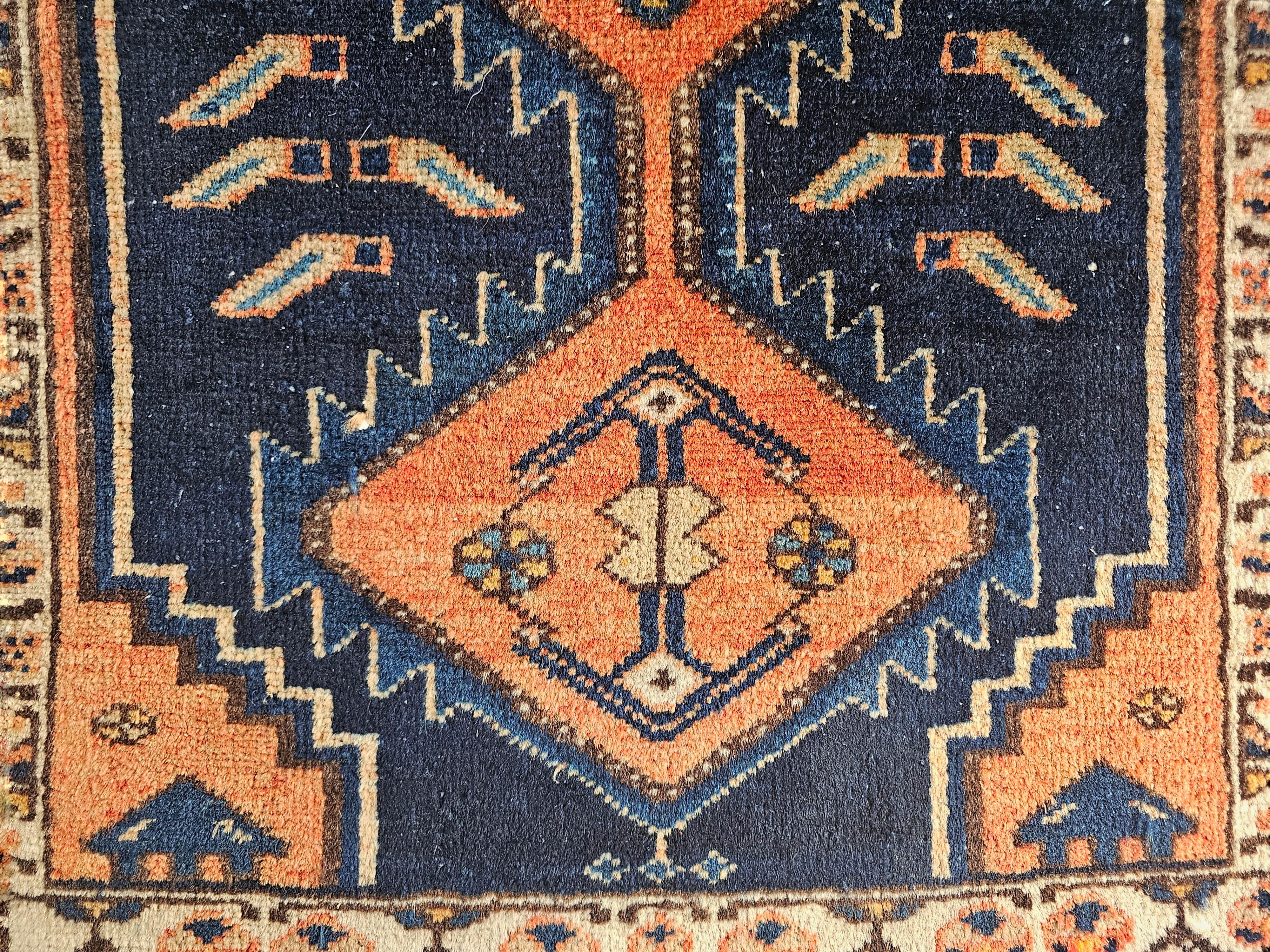 Persischer handgeknüpfter Vintage-Läufer Hamadan mit geometrischem Muster, Iran 1950er Jahre im Zustand „Gut“ im Angebot in Beograd, RS