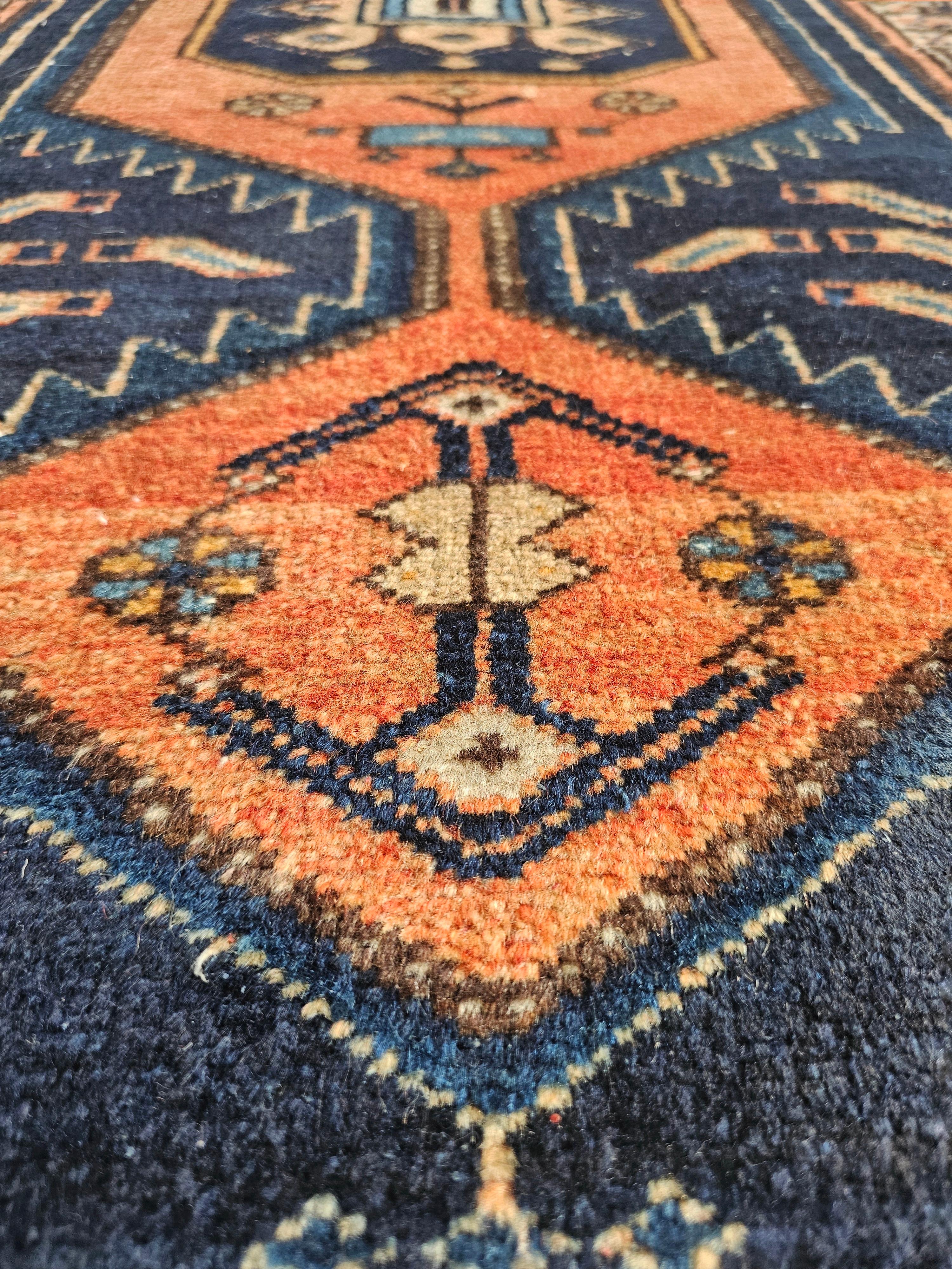 Persischer handgeknüpfter Vintage-Läufer Hamadan mit geometrischem Muster, Iran 1950er Jahre (Mitte des 20. Jahrhunderts) im Angebot