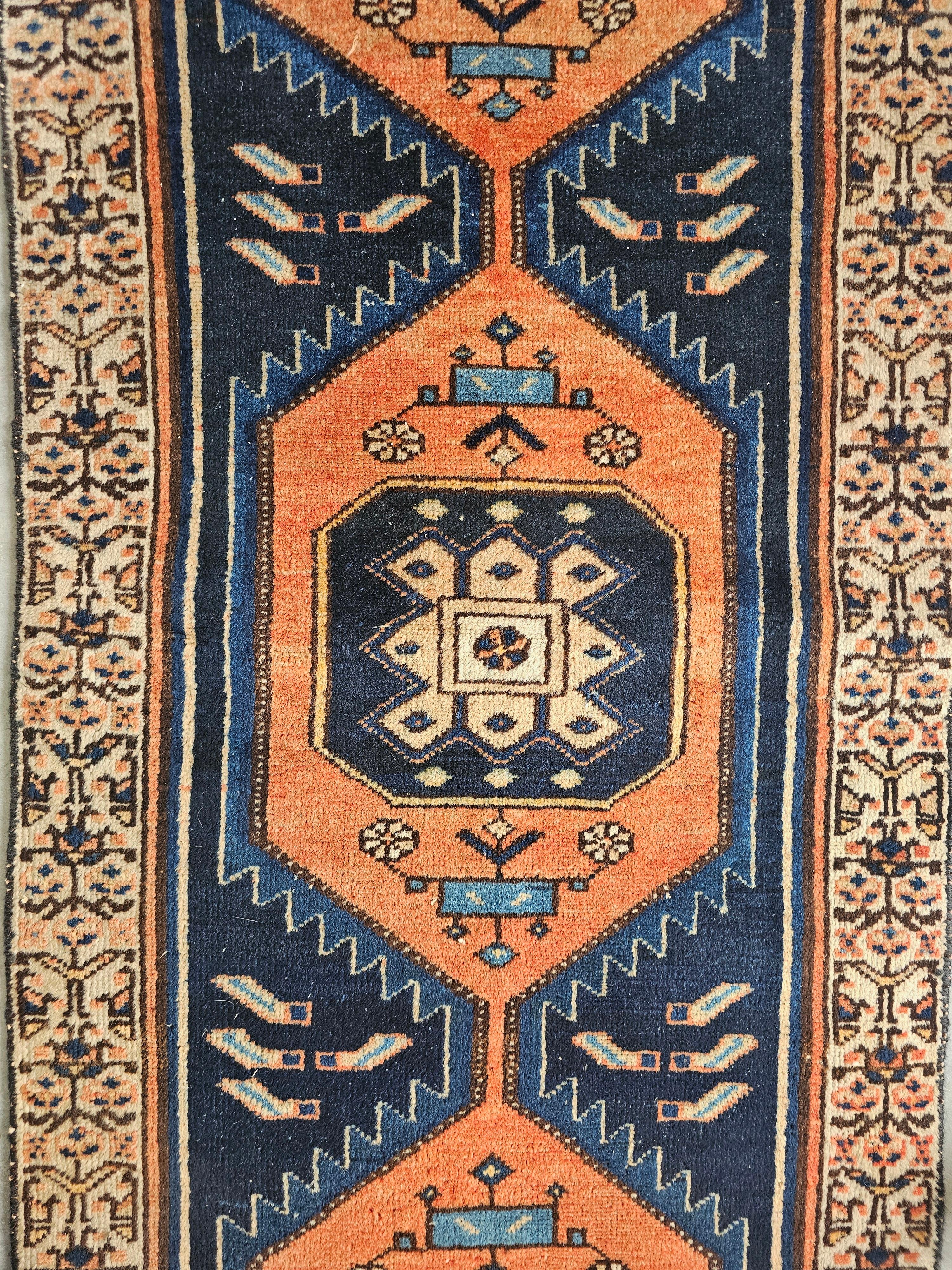 Persischer handgeknüpfter Vintage-Läufer Hamadan mit geometrischem Muster, Iran 1950er Jahre (Wolle) im Angebot