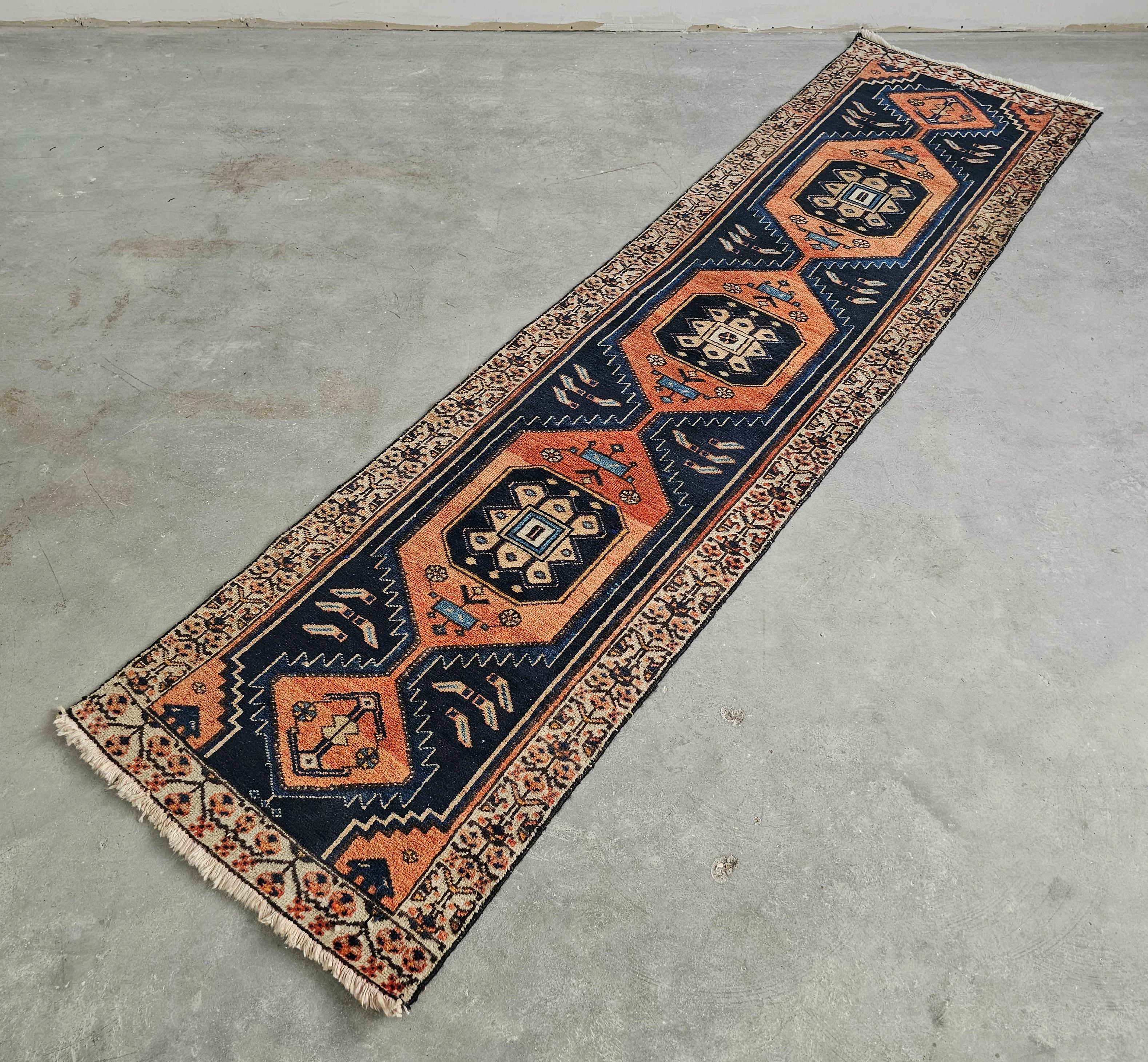 Persischer handgeknüpfter Vintage-Läufer Hamadan mit geometrischem Muster, Iran 1950er Jahre im Angebot 1