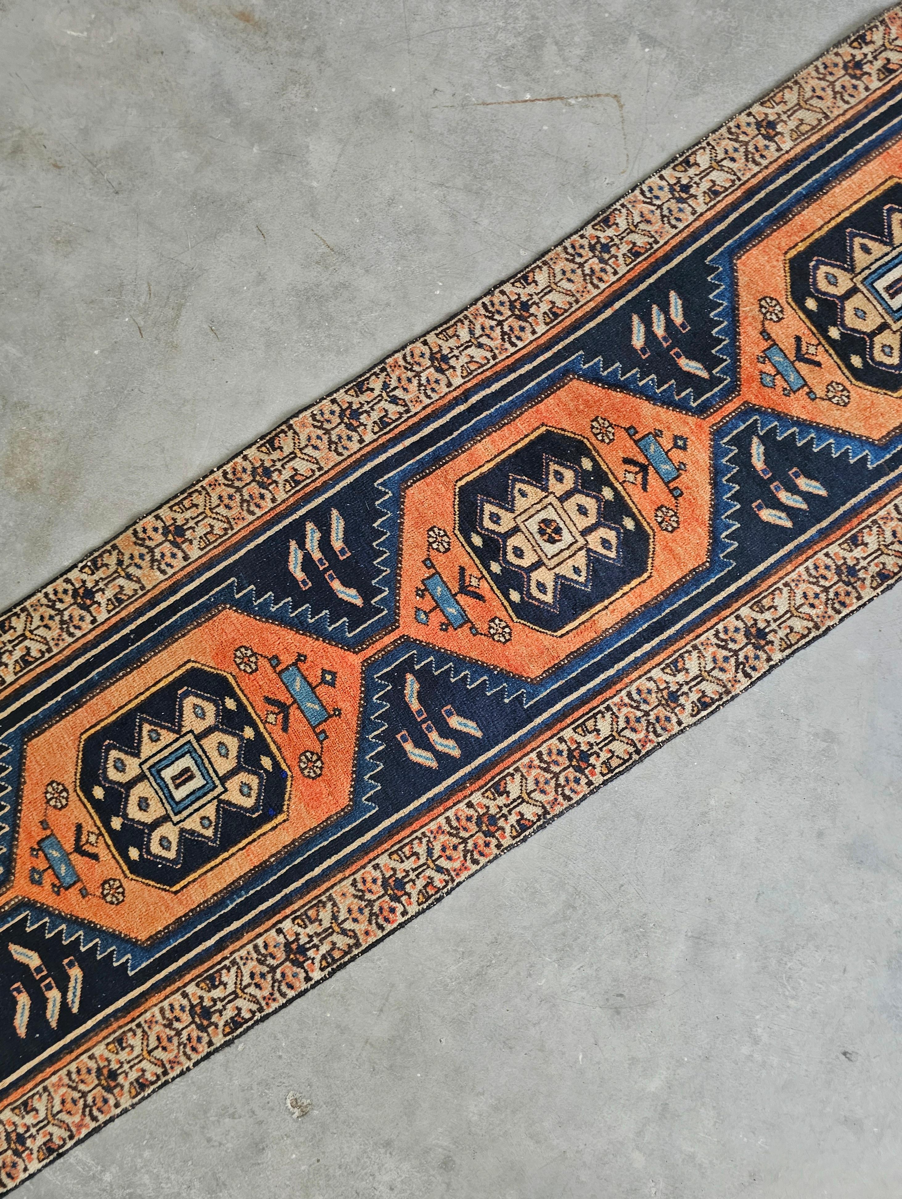Persischer handgeknüpfter Vintage-Läufer Hamadan mit geometrischem Muster, Iran 1950er Jahre im Angebot 3