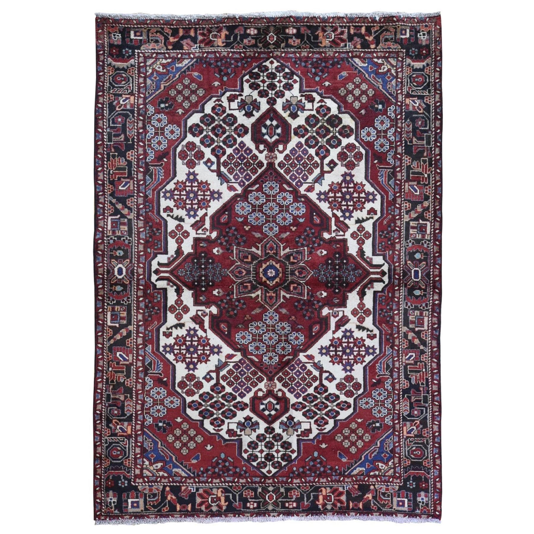 Tapis persan vintage Hamadan ivoire avec motif de bouquet de fleurs en laine nouée à la main en vente