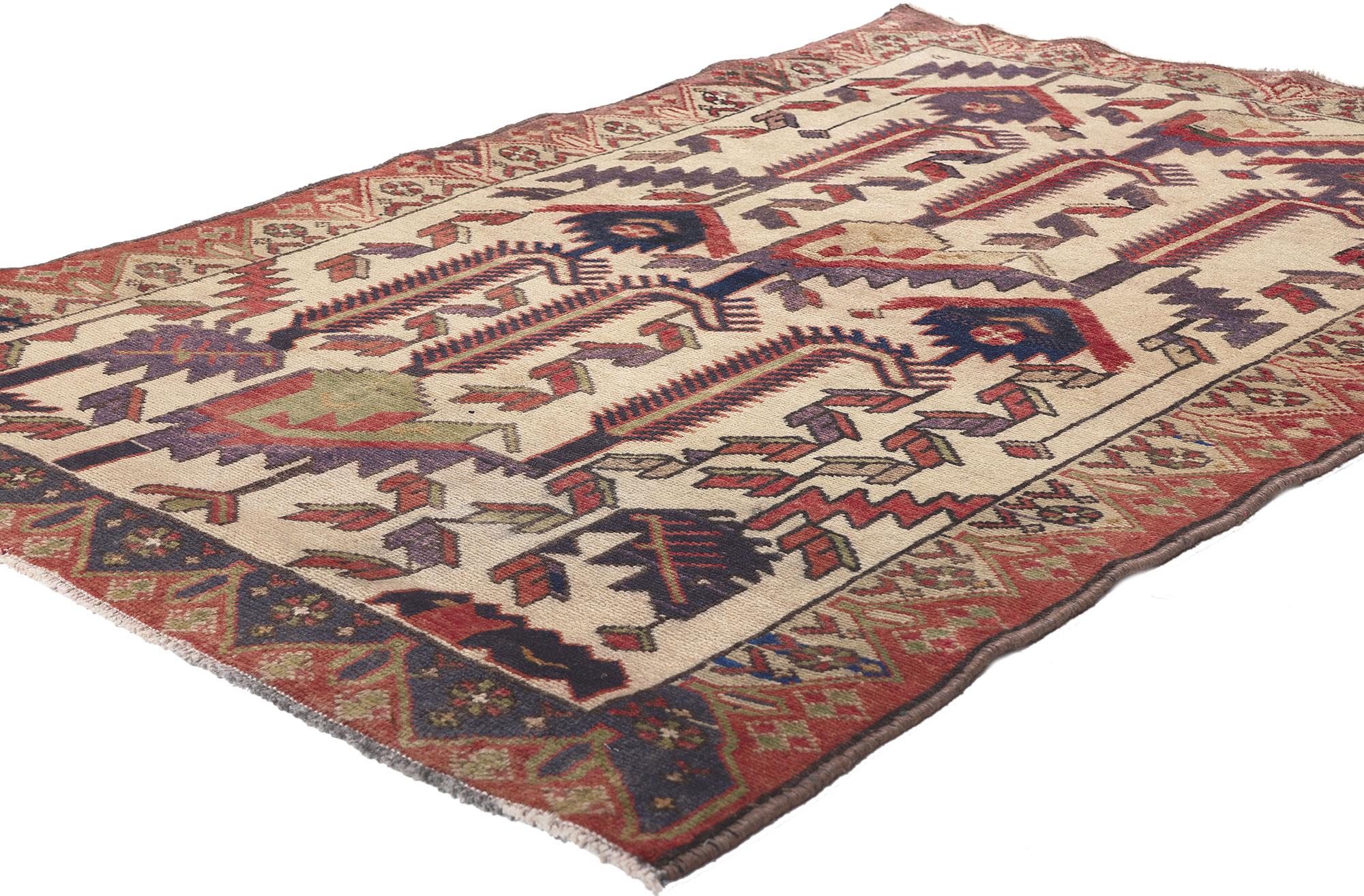 61237 Vintage Persian Hamadan Malayer Teppich, 03'03 x 04'09. Dieser bezaubernde handgeknüpfte alte persische Hamadan Malayer-Teppich aus Wolle ist ein Zeugnis der Kunstfertigkeit und Tradition der persischen Teppichweberei. Das Design des Teppichs