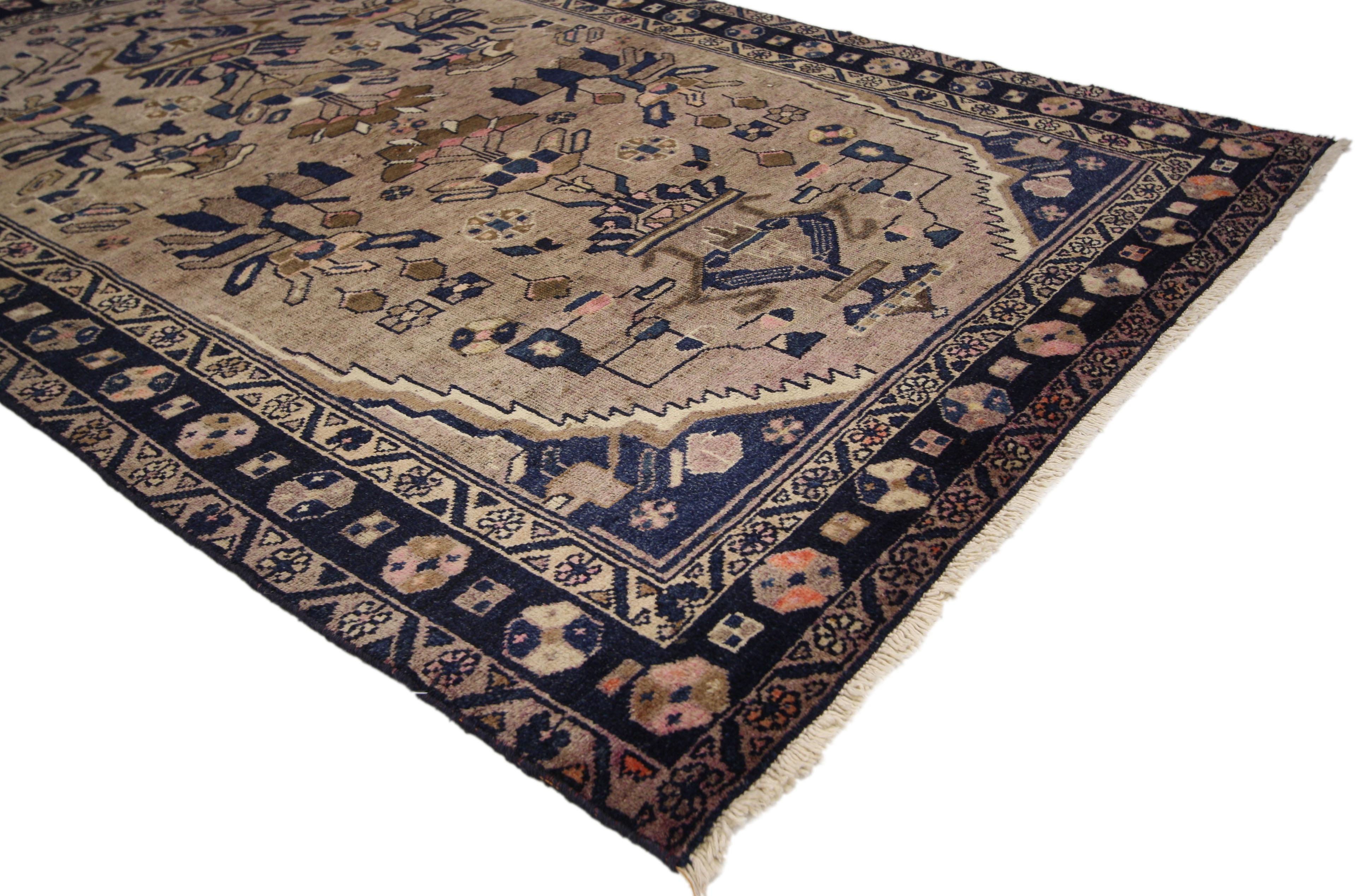 75332, tapis persan vintage Hamadan, tapis d'entrée ou de foyer. Cet élégant tapis persan vintage Hamadan en laine nouée à la main présente un champ ovale dans de superbes nuances variées de bleu encre, bleu marine, violet bruyère, aubergine pâle,
