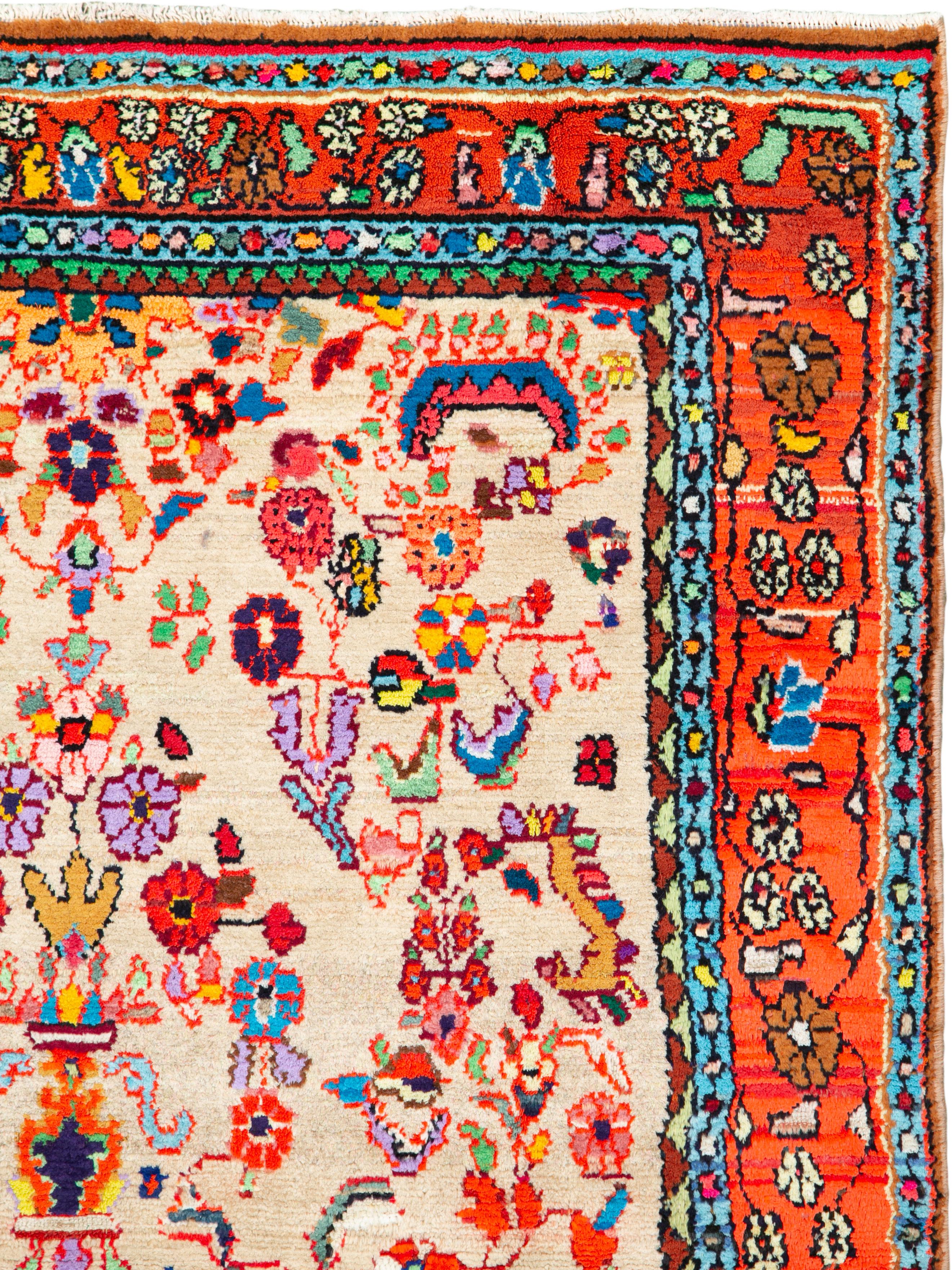 Un tapis persan vintage Hamadan du milieu du 20e siècle. Une interprétation très folklorique du motif traditionnel persan Sarouk dans une palette de couleurs plus contemporaine.

Mesures : 4' 4
