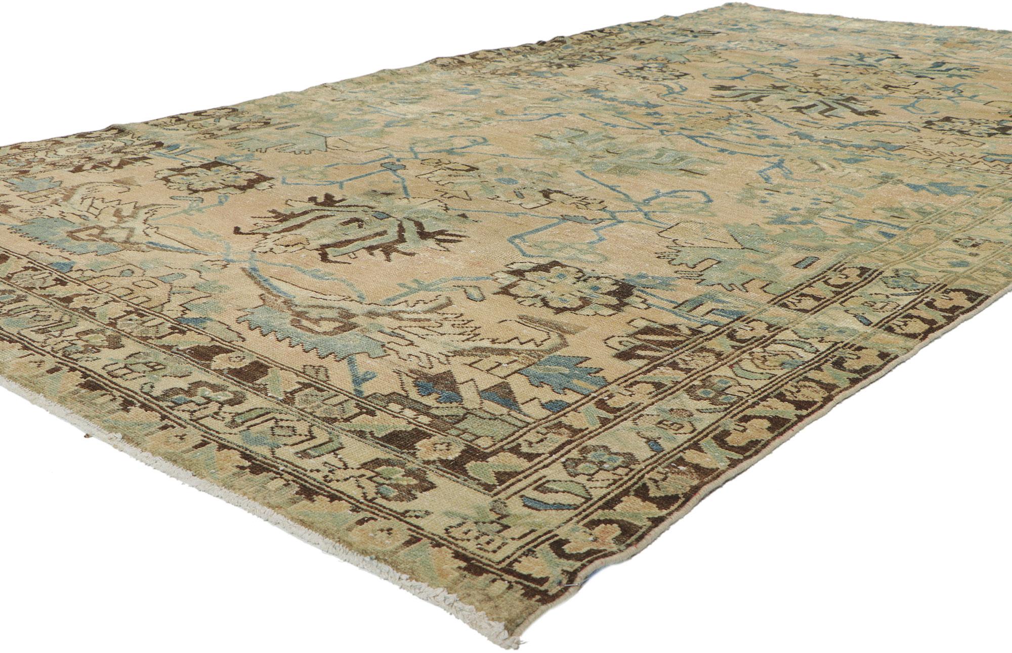 60954 Vintage Persian Hamadan Rug, 05'05 x 09'08. Dieser handgeknüpfte persische Hamadan-Teppich aus Wolle im Vintage-Stil besticht durch seine mühelose Schönheit und sein zeitloses Design. Das auffällige Herati-Muster und die raffinierte