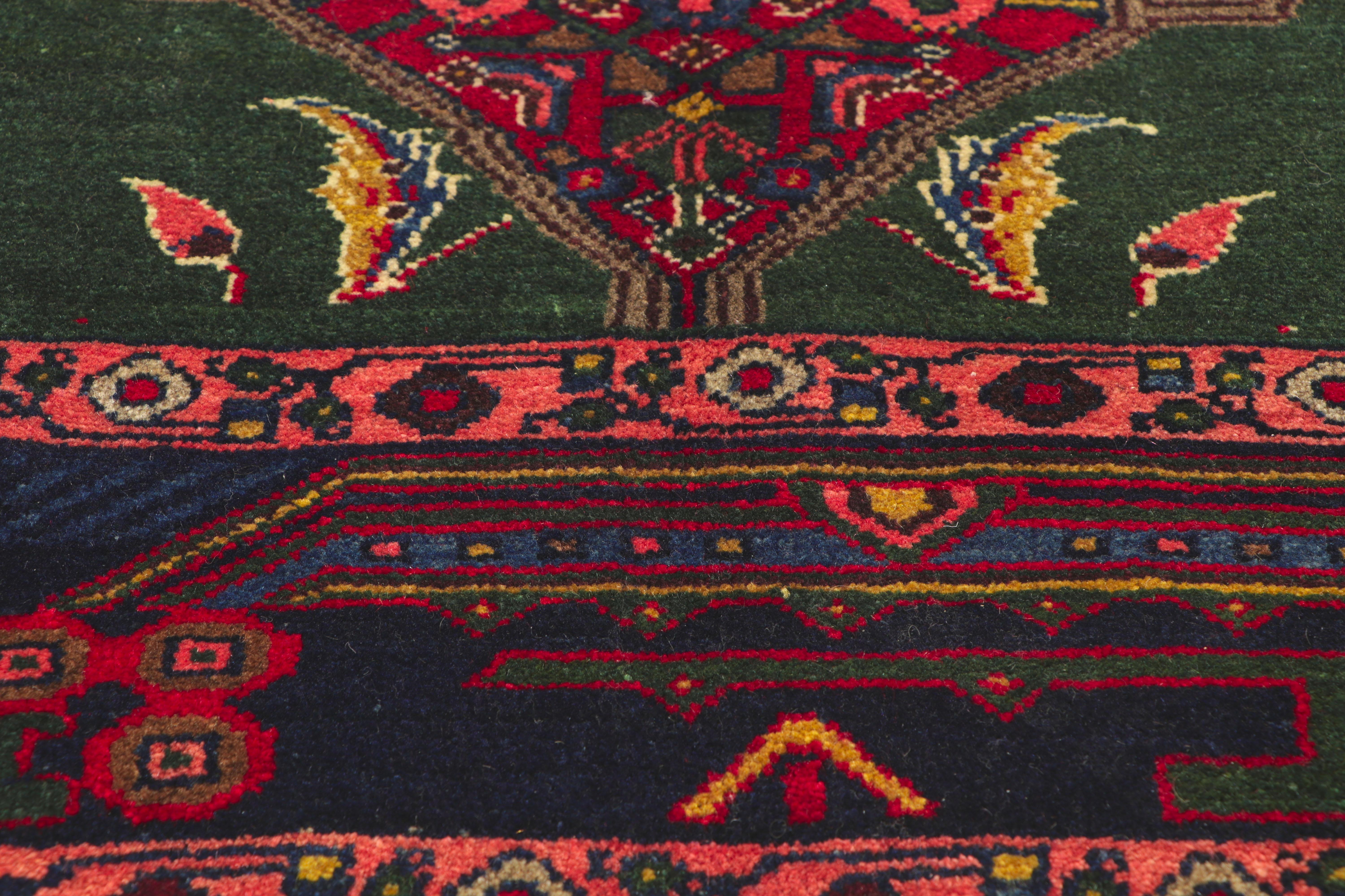 76126 Vintage Persisch Hamadan Teppich, 05'04 X 07'09. 
Mit seinem zeitlosen Stil, seinen unglaublichen Details und seiner Textur ist dieser handgeknüpfte persische Hamadan-Teppich aus Wolle im Vintage-Stil eine fesselnde Vision gewebter Schönheit.