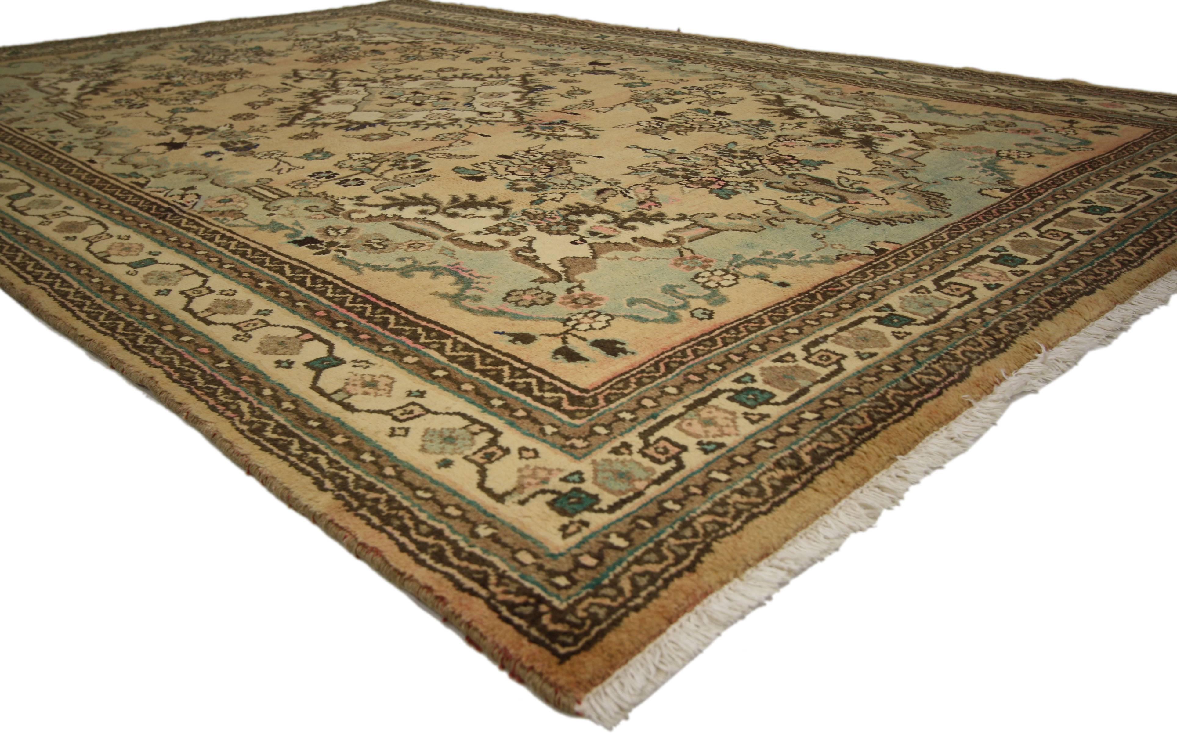 76022, vintage Persian Hamadan rug with American Sarouk style. This hand-knotted wool vintage Persian Hamadan rug with American Sarouk style features an elaborate cusped lozenge medallion surrounded by an arrangement of floral sprays on an abrashed