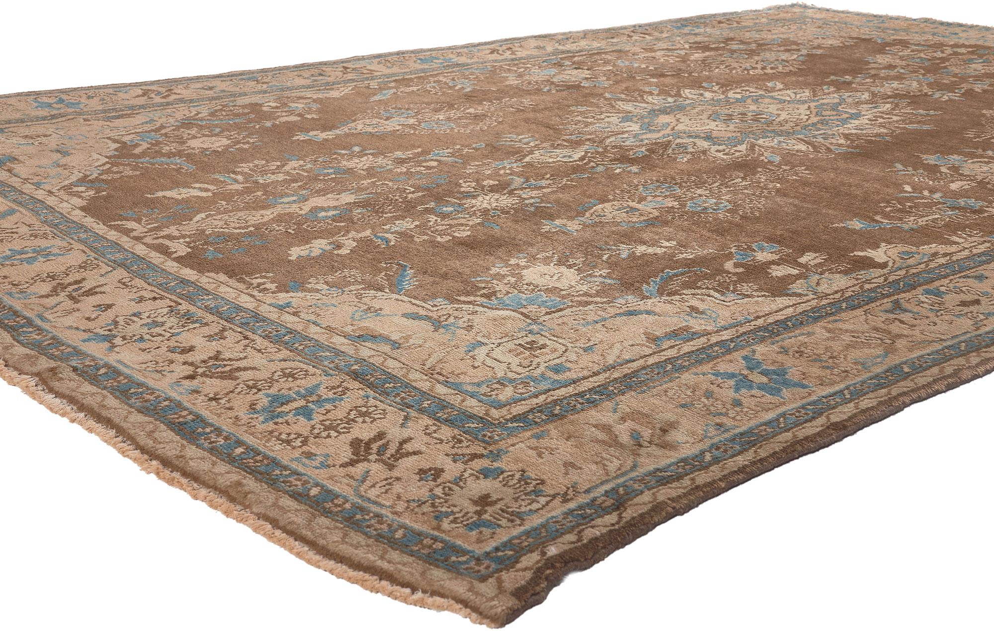 76088 Vintage Persian Hamadan Rug, 06'10 X 10'09.
Klassische Eleganz trifft auf nostalgischen Charme in diesem handgeknüpften persischen Hamadan-Teppich aus Wolle im Vintage-Stil. Das amerikanische Sarouk-Blumenmuster und die gemütlichen Erdtöne,
