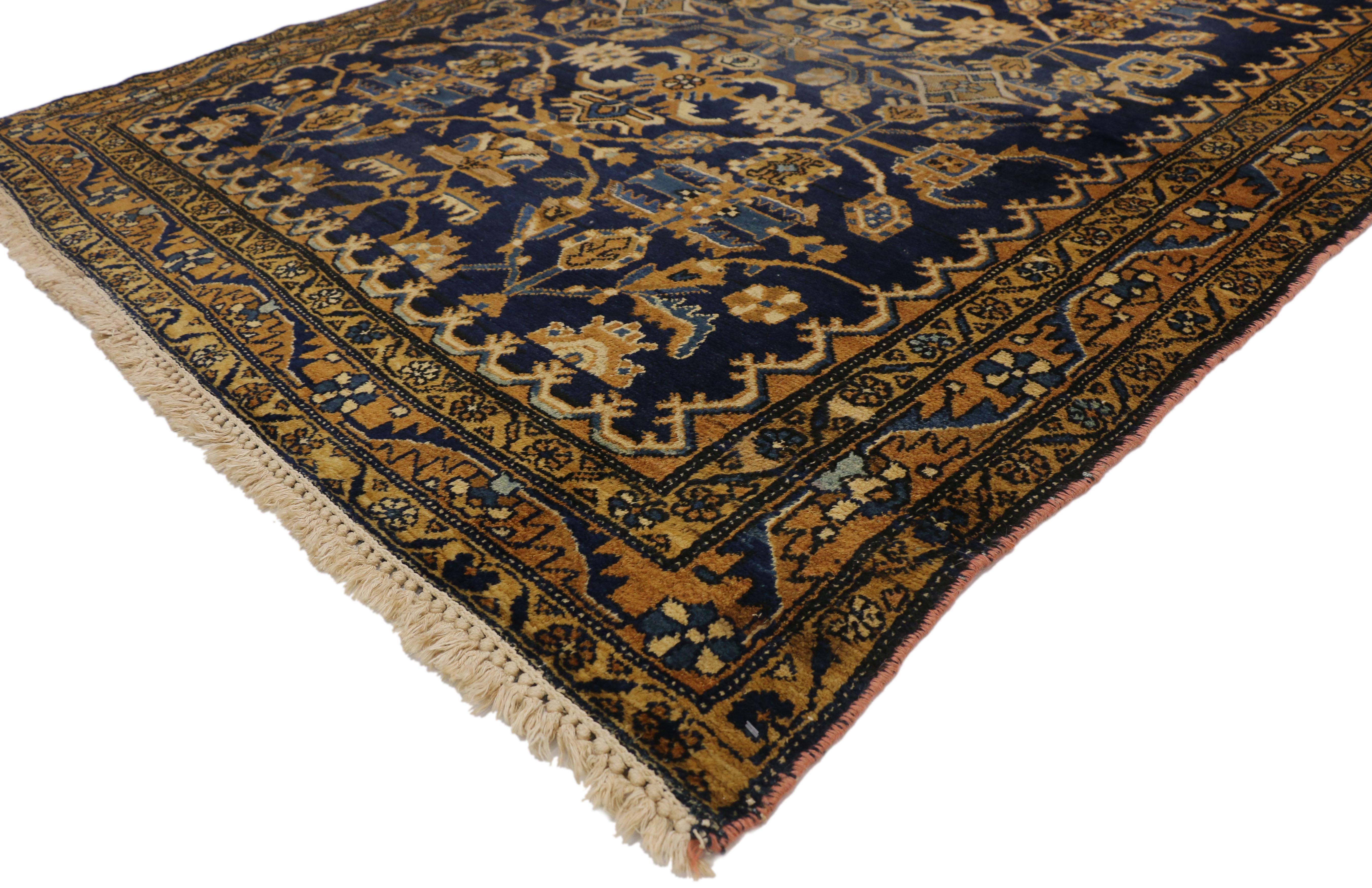 75775, alter persischer Hamadan-Teppich im Hollywood-Regency-Stil. Dieser handgeknüpfte alte persische Hamadan-Teppich aus Wolle zeigt ein botanisches Allover-Muster im Hollywood-Regency-Stil. Stängel und Ranken aus Messing und Kamel wachsen zu