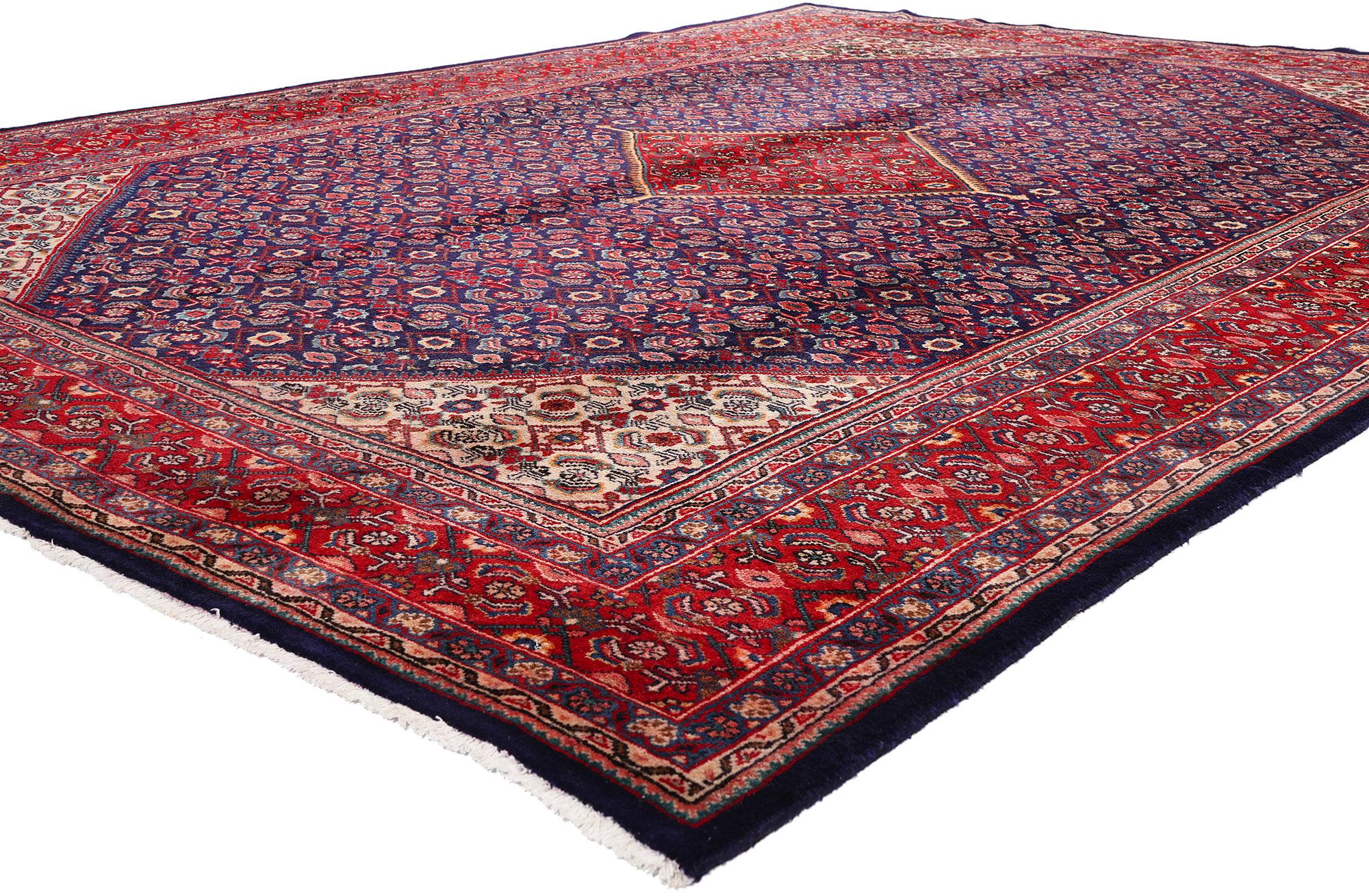 77149, alter persischer Hamadan-Teppich mit traditionellem Stil und Malayer Herati-Muster. Dieser opulente, handgeknüpfte Wollteppich zeigt ein zentrales Rautenmedaillon in feurigen Rottönen, das auf einer großen trapezförmigen Raute in dunklem