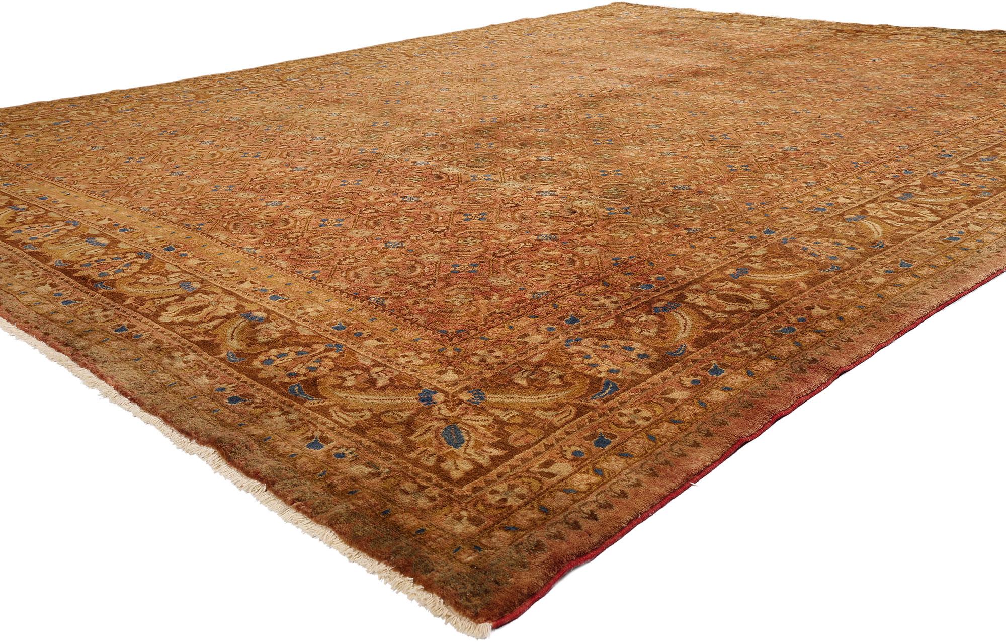 75776, alter persischer Hamadan-Teppich im viktorianischen Stil. Dieser handgeknüpfte alte persische Hamadan-Teppich aus Wolle zeigt ein klassisches Allover-Herati-Muster auf einem abgewetzten Feld. Das Herati-Muster, das sich durch das gesamte