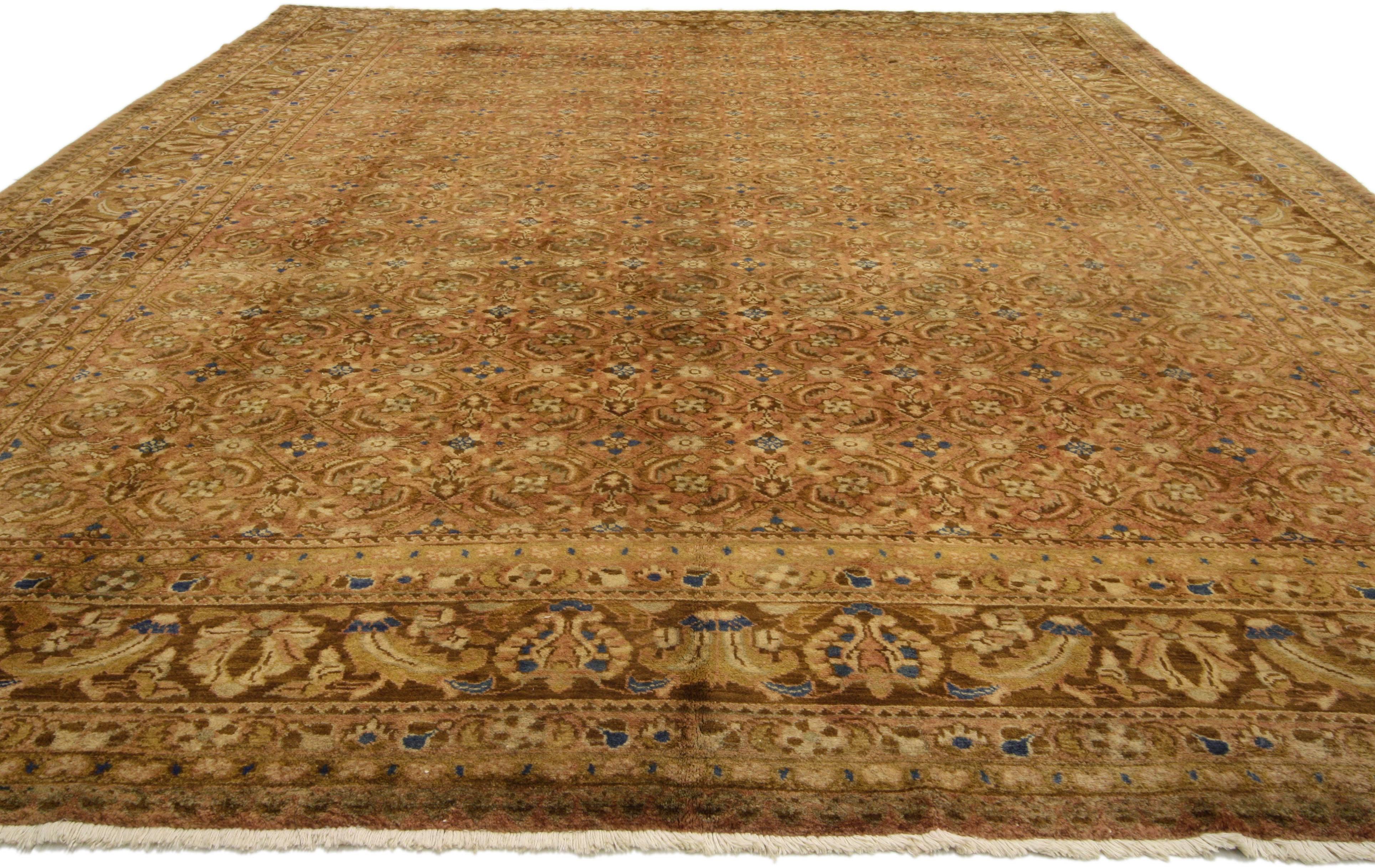 75776, tapis persan Hamadan vintage de style victorien. Ce tapis persan vintage Hamadan en laine nouée à la main présente un motif classique Herati sur un champ abrasé. Le motif Herati, que l'on retrouve sur l'ensemble de cette pièce, consiste en