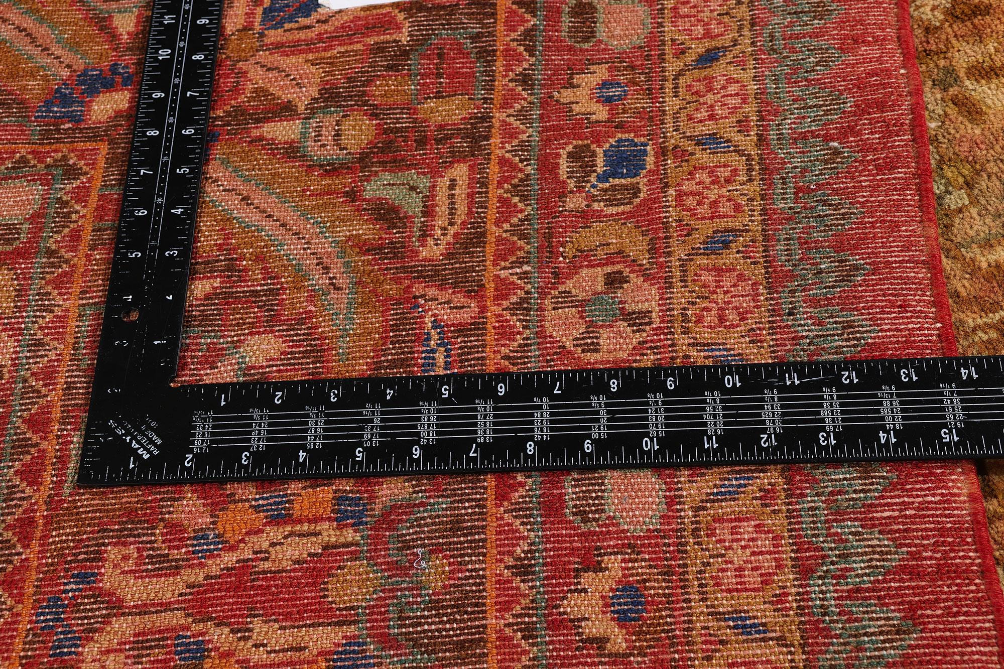 Persischer Hamadan-Teppich im viktorianischen Stil mit warmen und neutralen Farben im Angebot 1