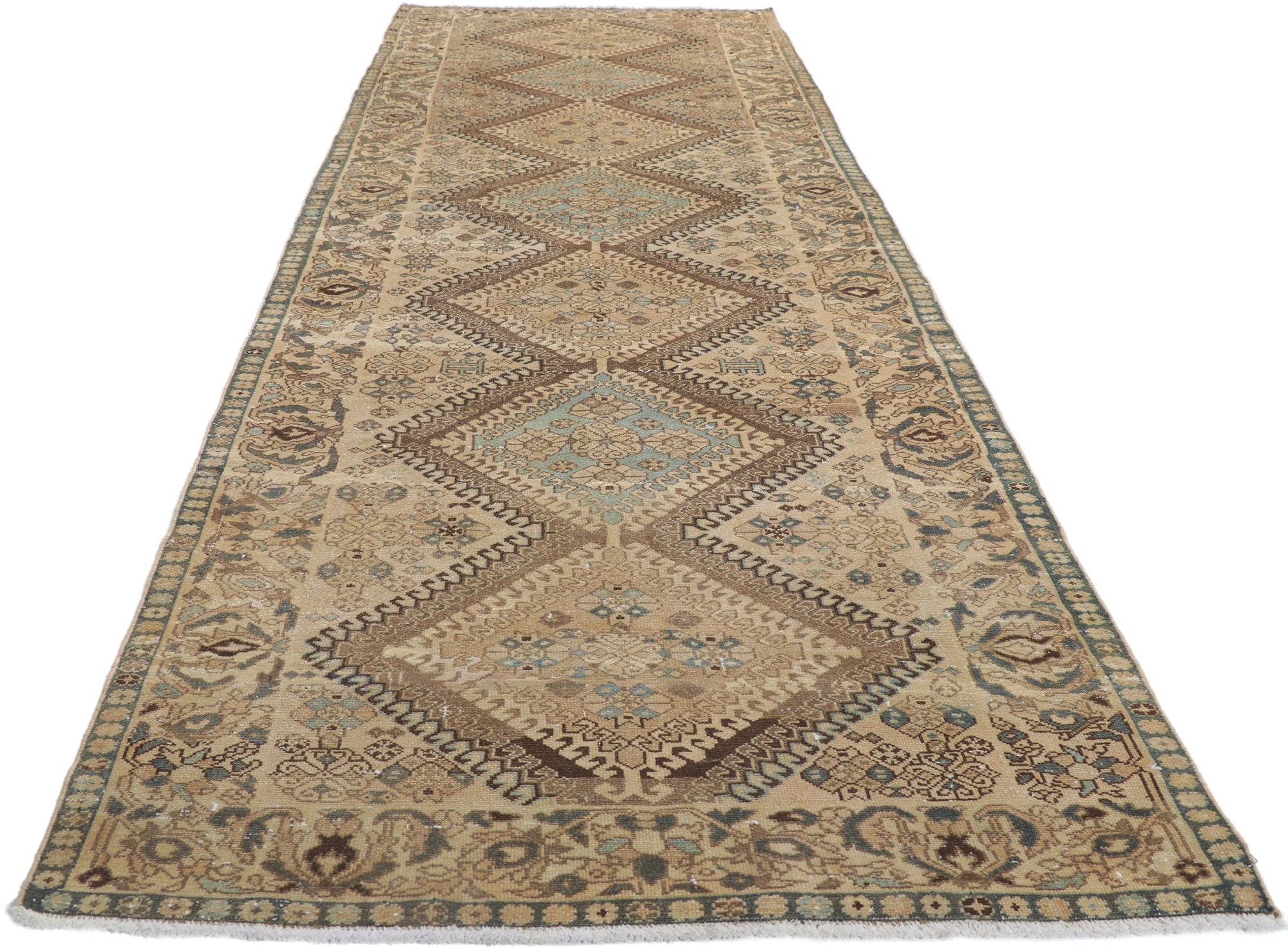 Tribal Tapis de couloir persan Hamadan vintage, allure nomade rencontre finesse rustique en vente