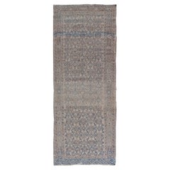 Runner persiano vintage di Hamadan nei toni freddi dell'azzurro, dell'avorio e del marrone.