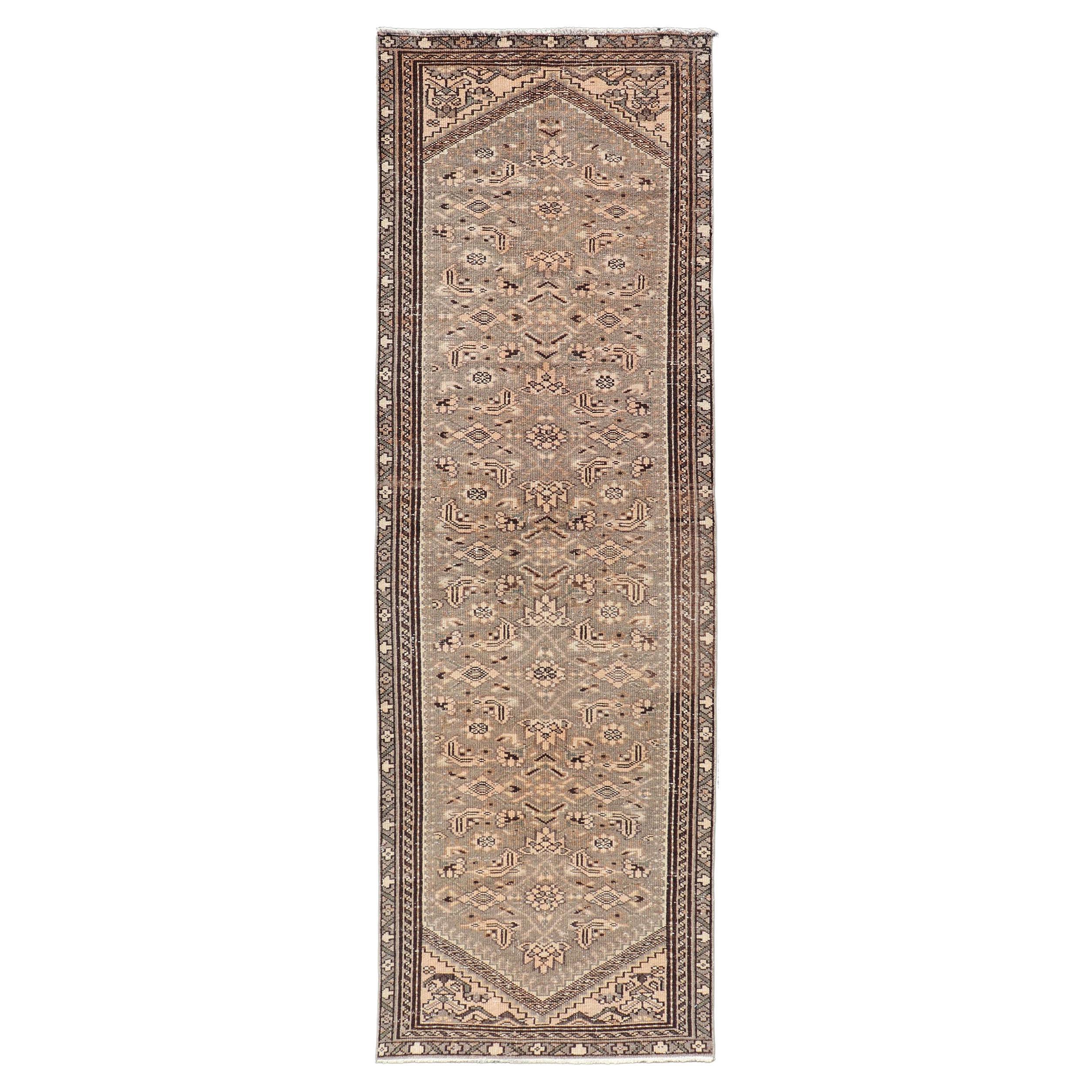Vieux tapis de couloir persan Hamadan dans des tons chauds de gris, de brun et de taupe 