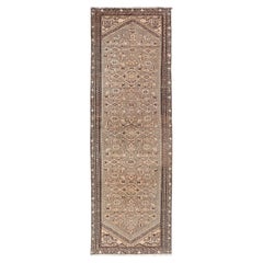 Vieux tapis de couloir persan Hamadan dans des tons chauds de gris, de brun et de taupe 